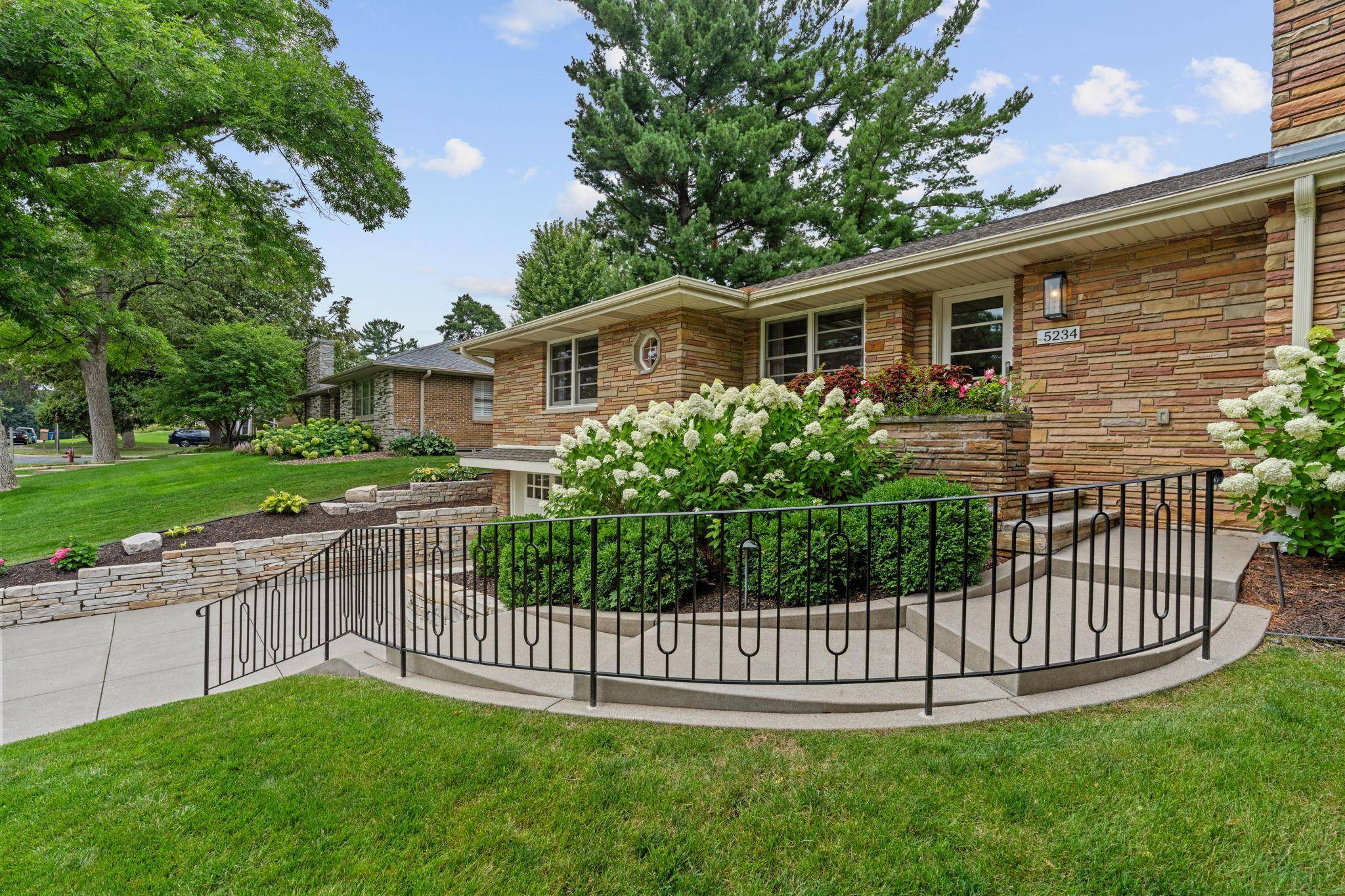 5234 Hollywood RD, Edina, MN 55436