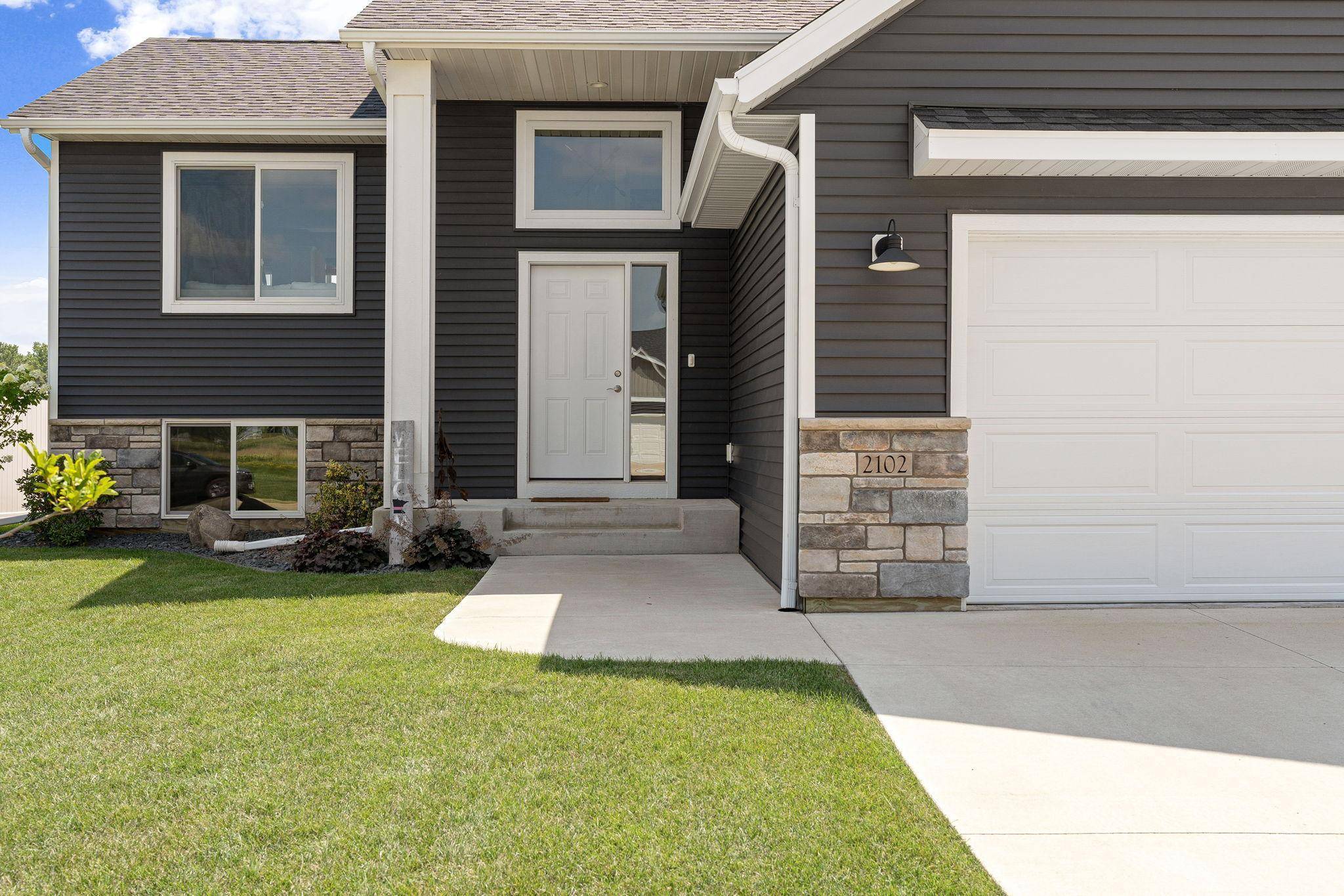 2102 14th AVE NE, Austin, MN 55912