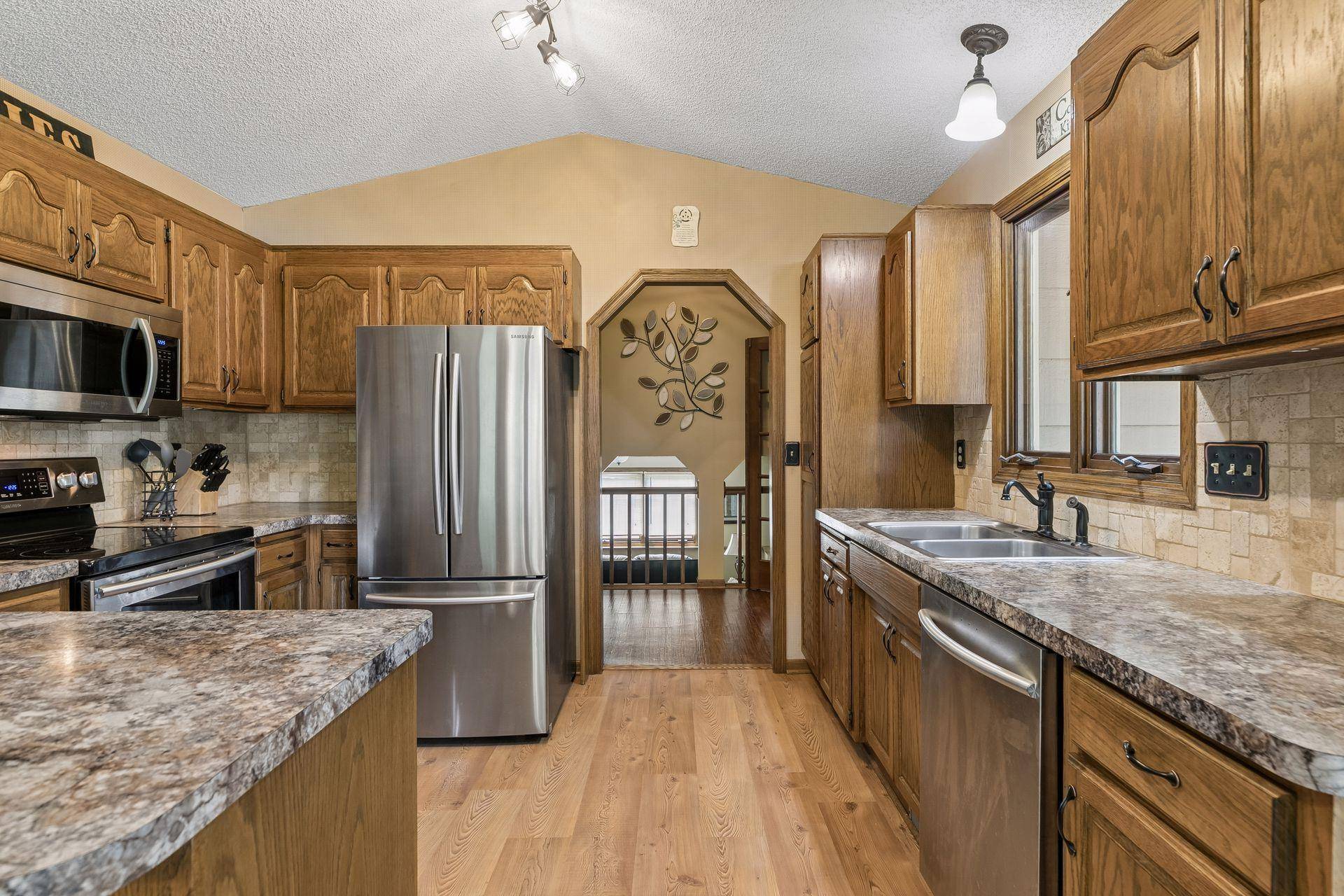 4 Pleasant View LN, Circle Pines, MN 55014