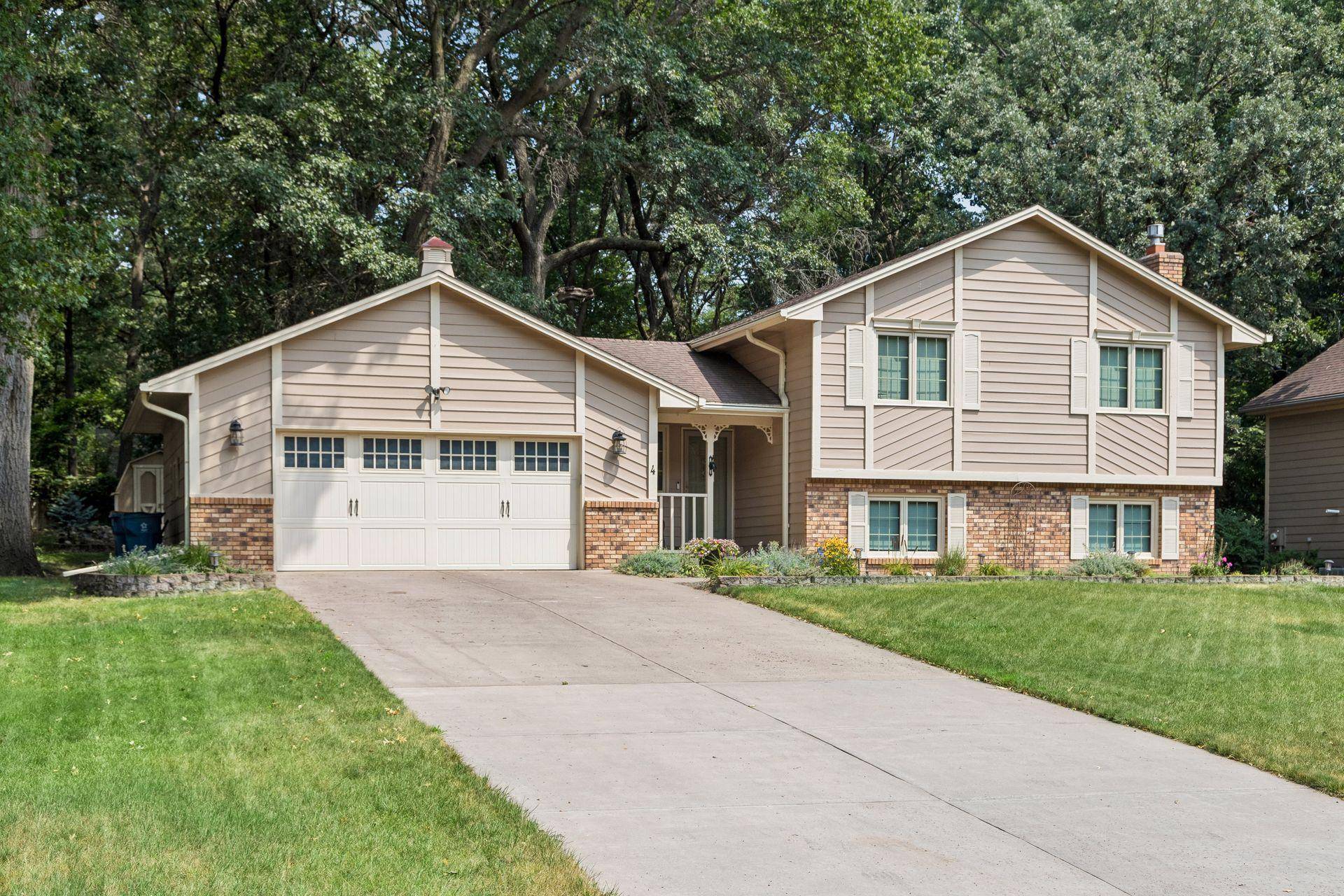 4 Pleasant View LN, Circle Pines, MN 55014