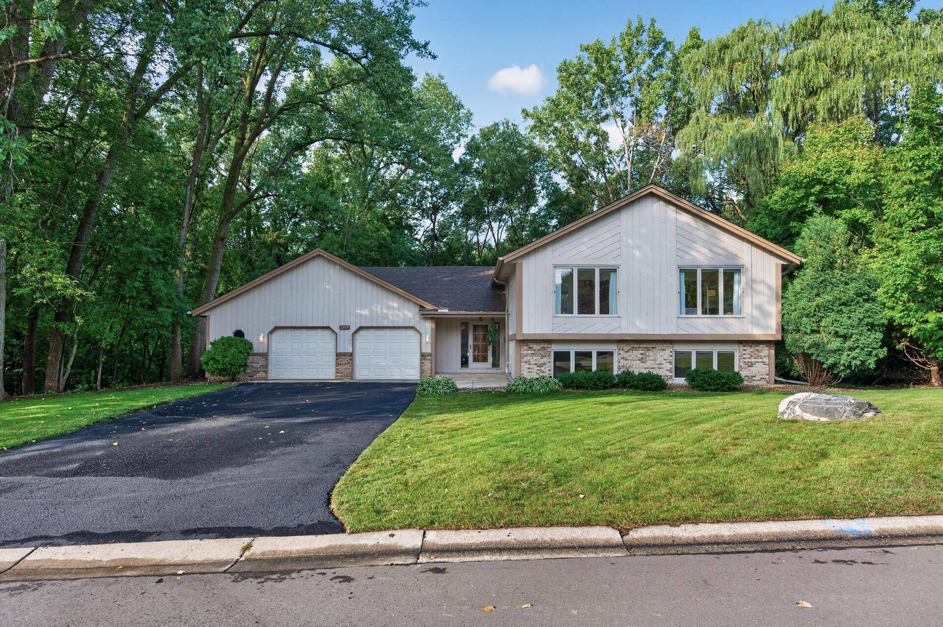 7390 130th ST W, Apple Valley, MN 55124