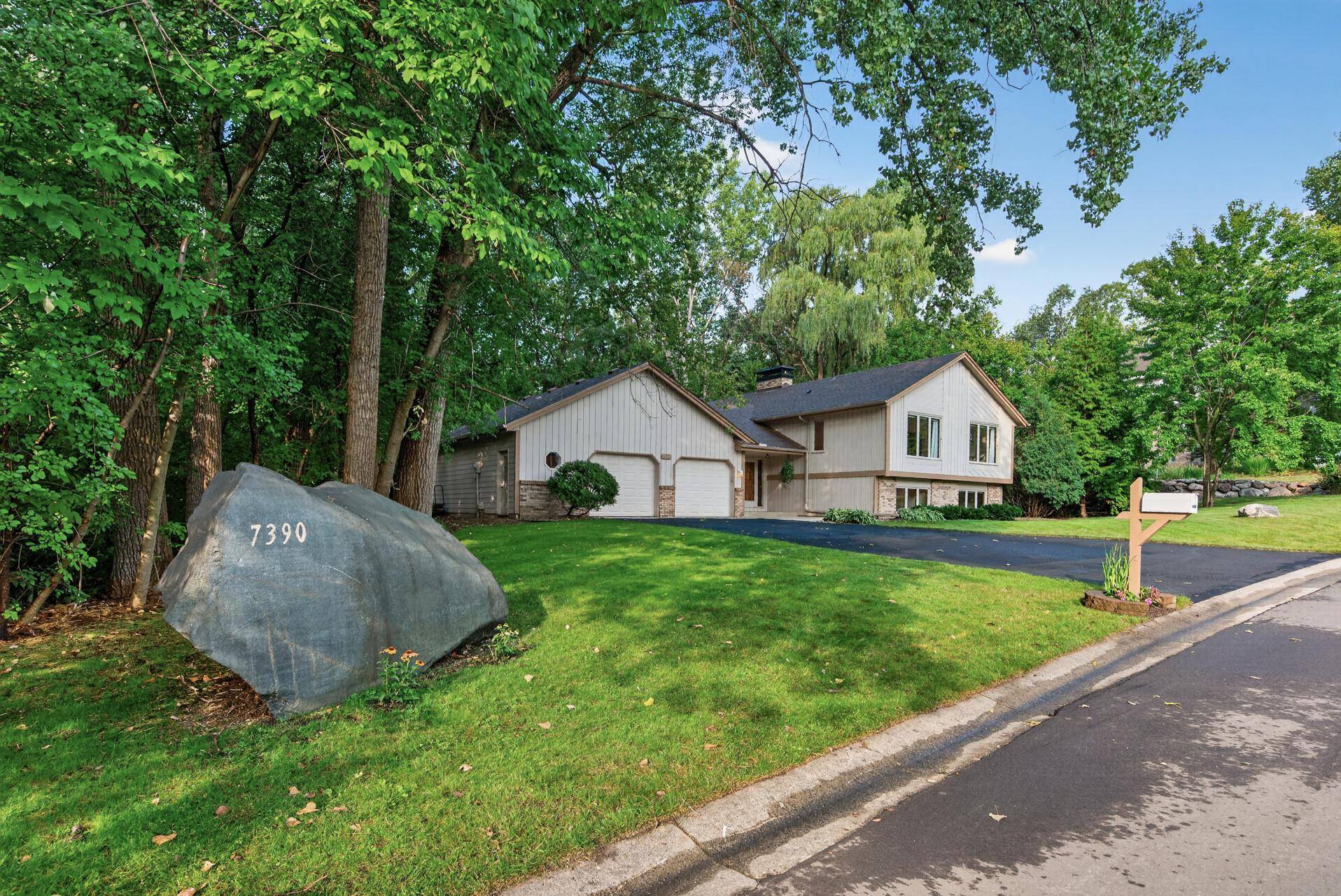 7390 130th ST W, Apple Valley, MN 55124