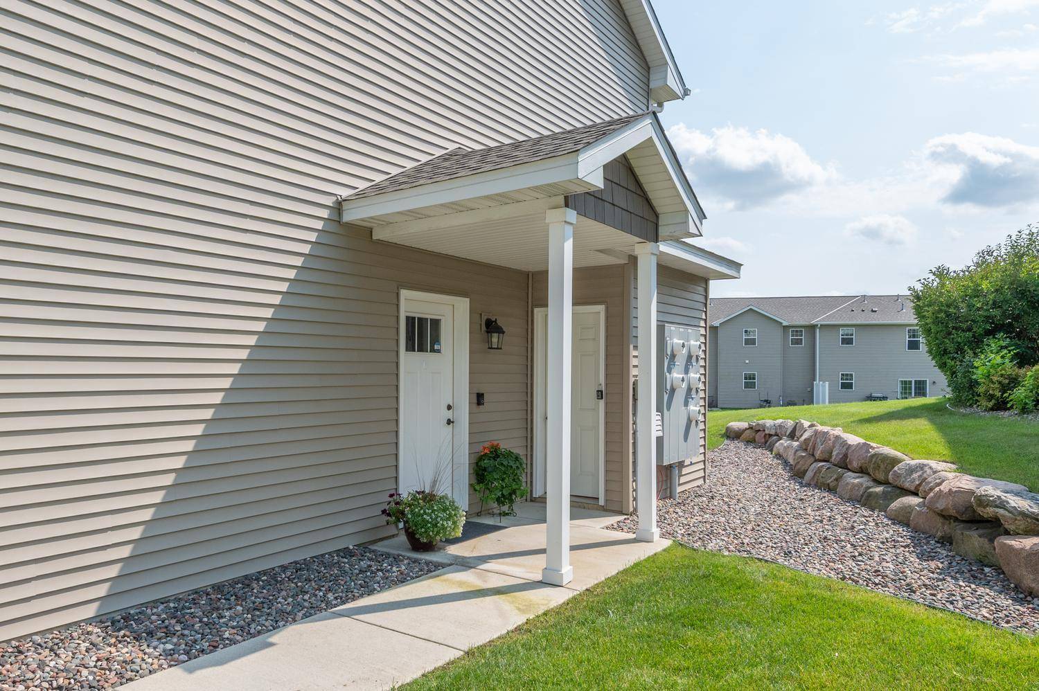 573 Ravencroft RD, Waconia, MN 55387