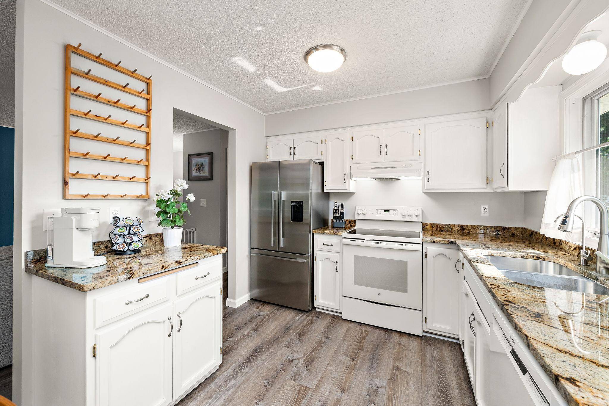717 Dresden DR, Chaska, MN 55318