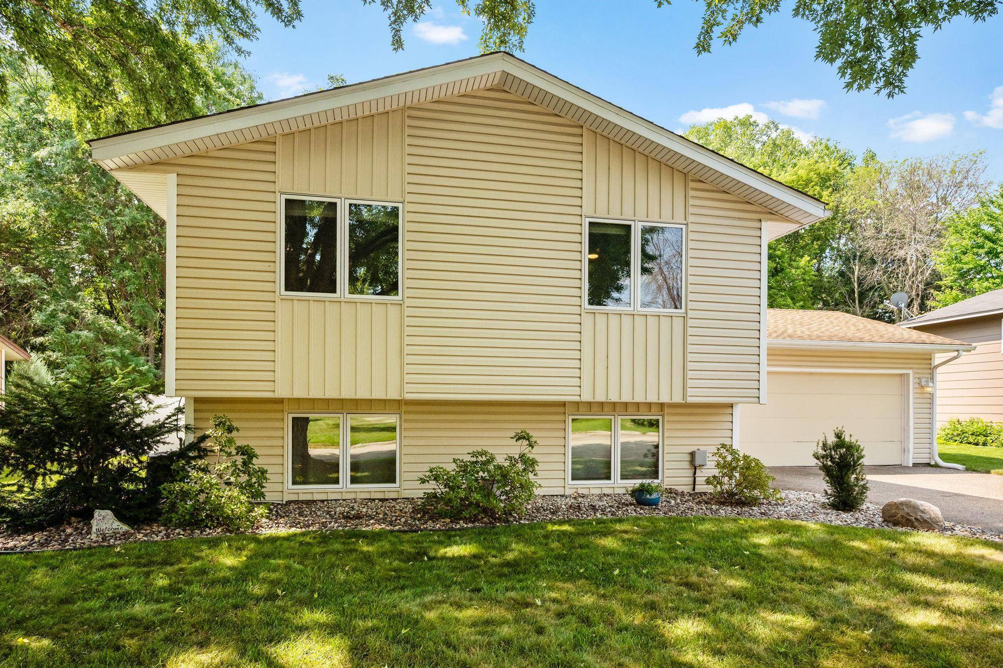 717 Dresden DR, Chaska, MN 55318