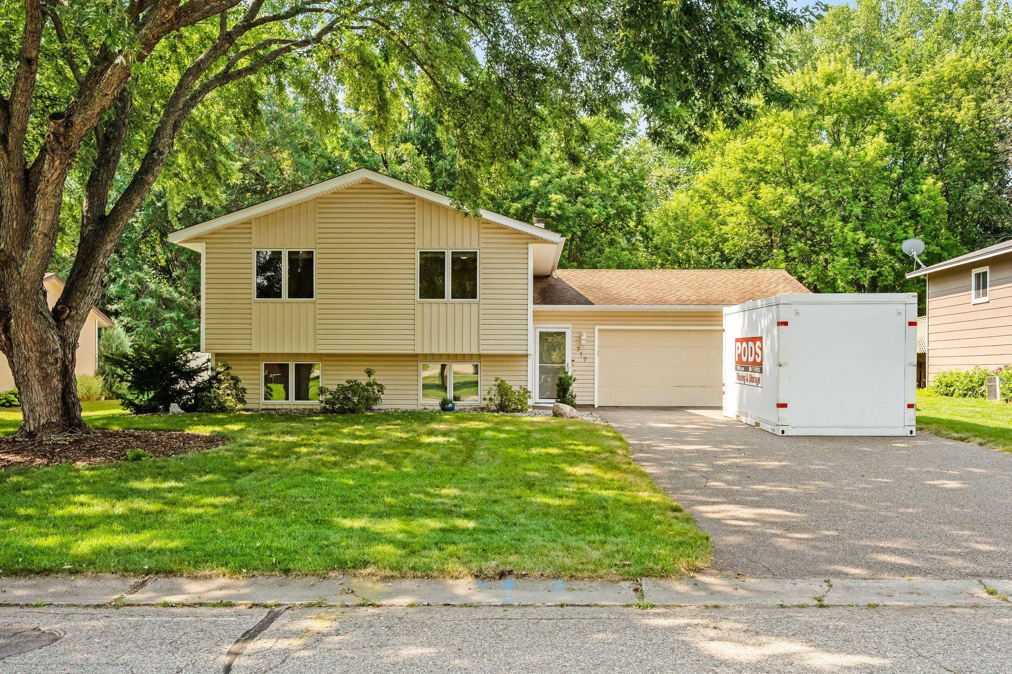 717 Dresden DR, Chaska, MN 55318