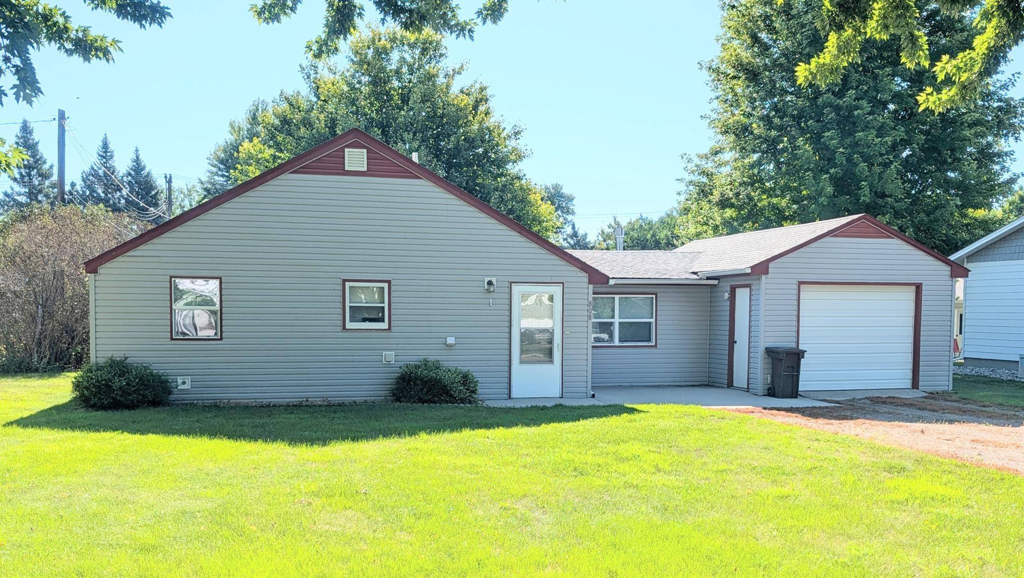808 S 11th ST, Montevideo, MN 56265