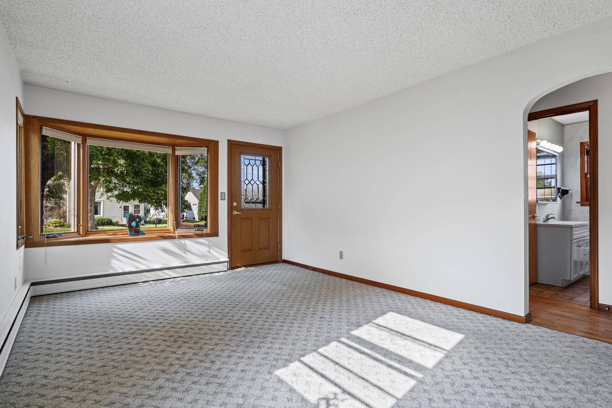 423 S 1st ST, La Crescent, MN 55947