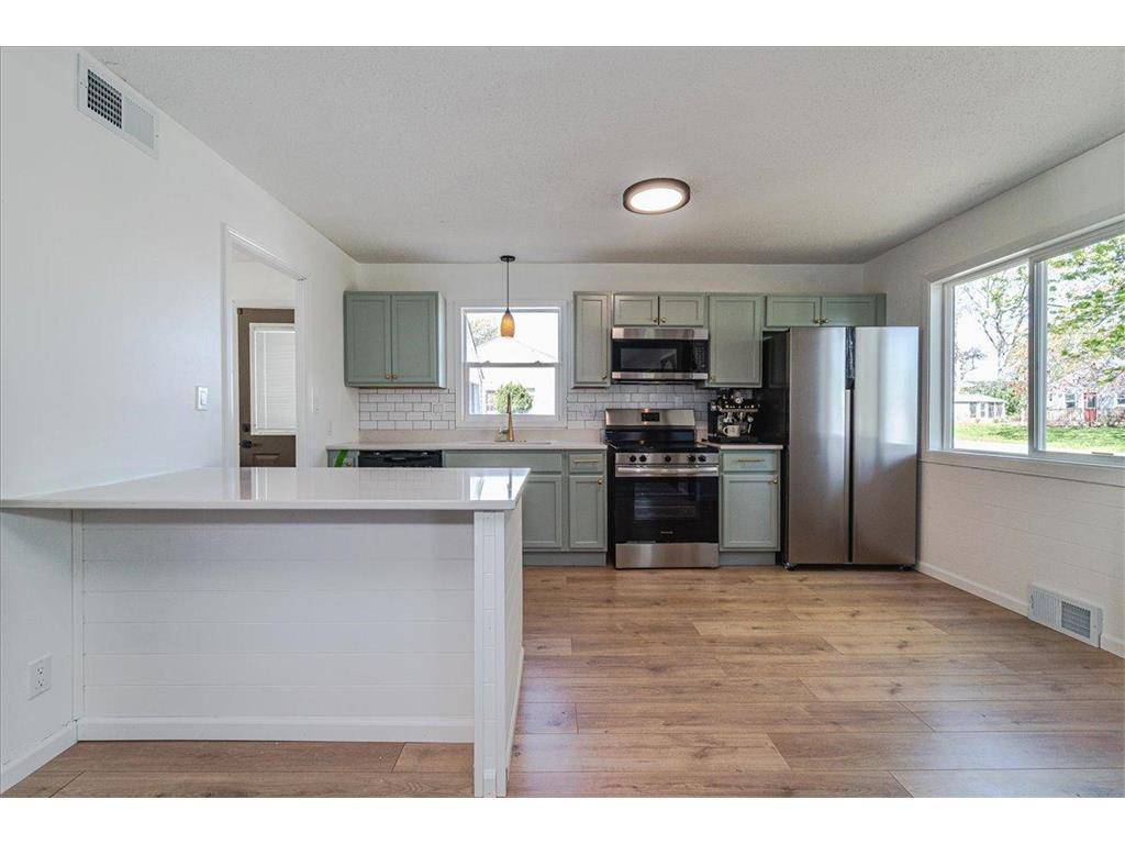 140 Carol LN, West Saint Paul, MN 55118