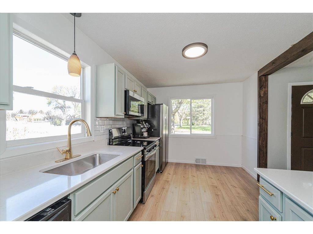 140 Carol LN, West Saint Paul, MN 55118