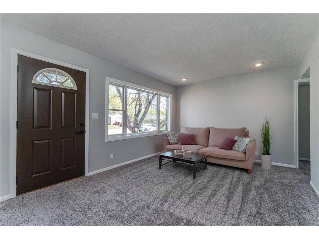 140 Carol LN, West Saint Paul, MN 55118