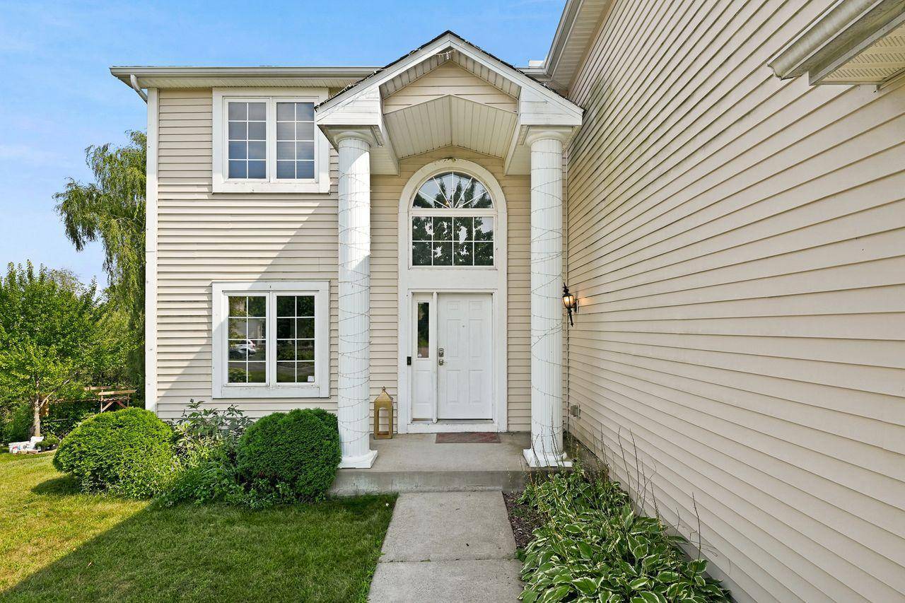 237 Adam CIR, Carver, MN 55315