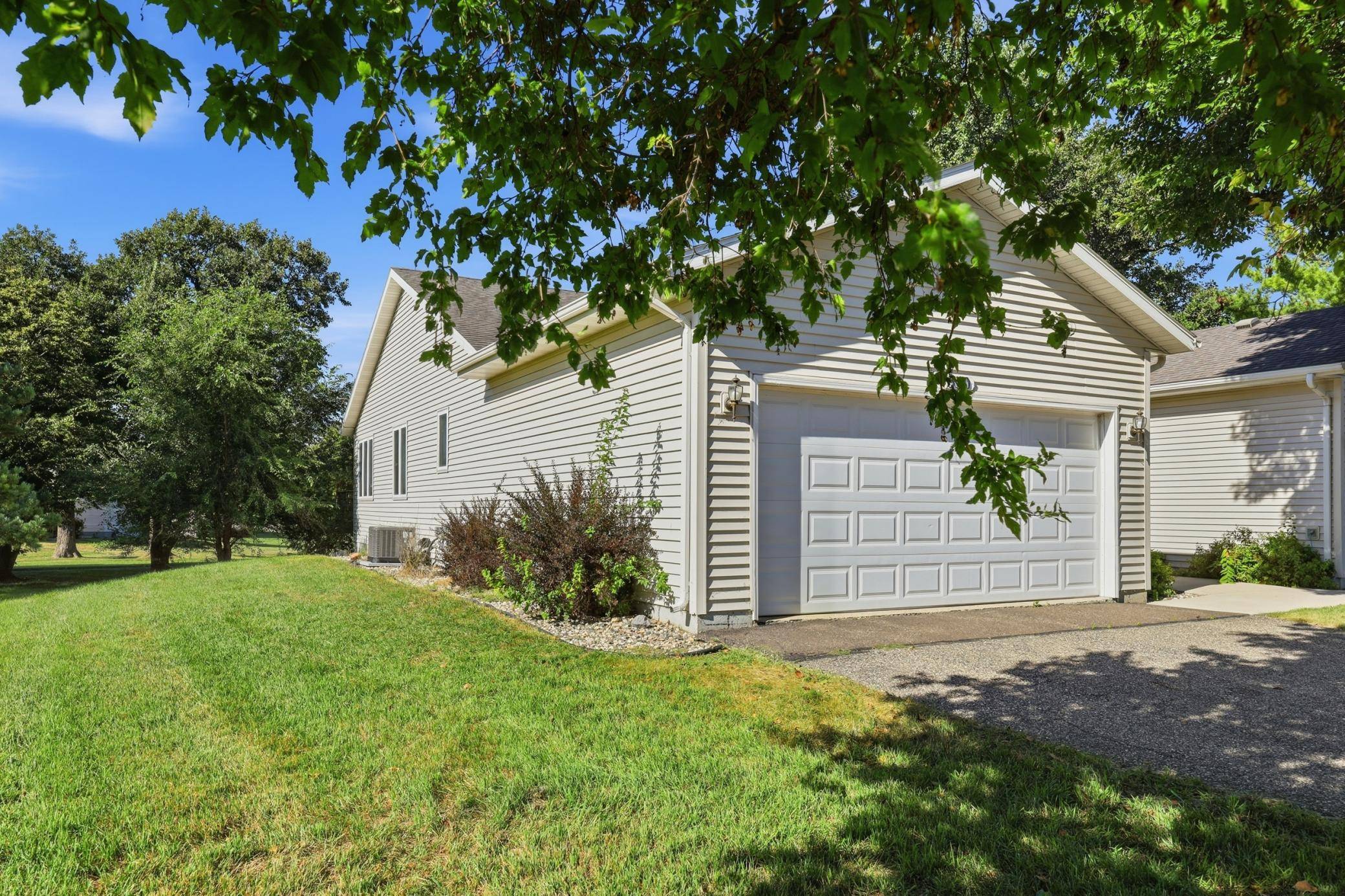 330 Sunfish CT, Winsted, MN 55395