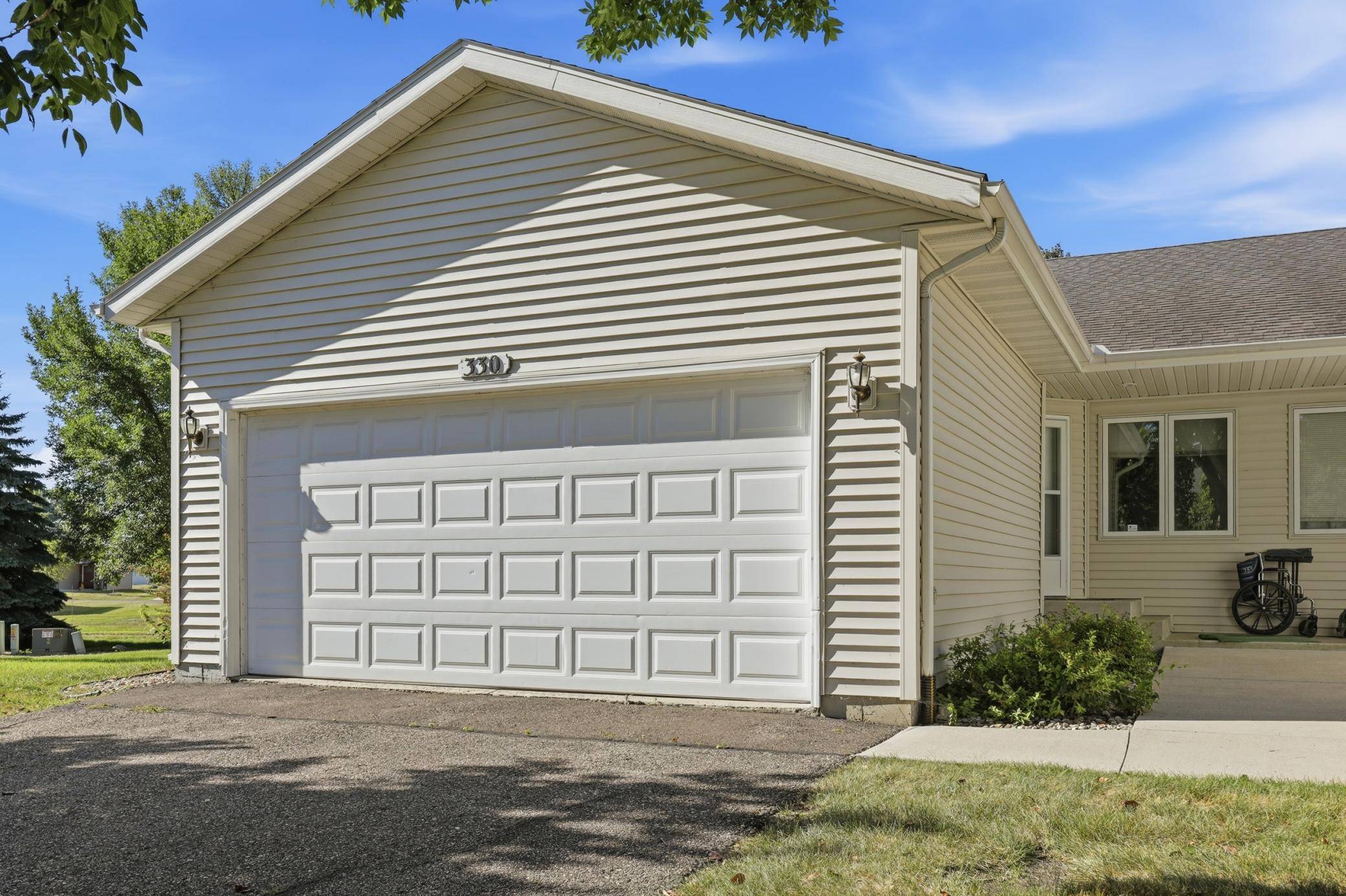 330 Sunfish CT, Winsted, MN 55395