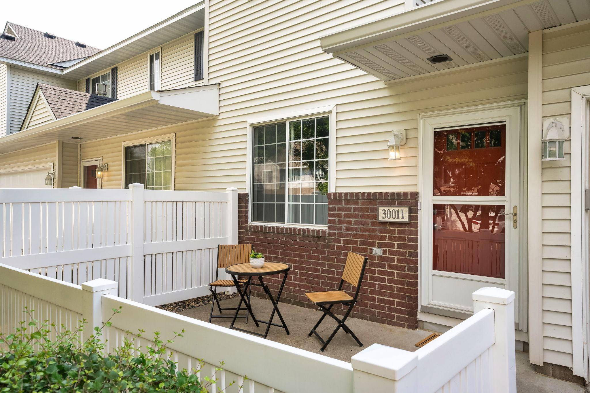 3001 Juniper LN #I, Woodbury, MN 55125