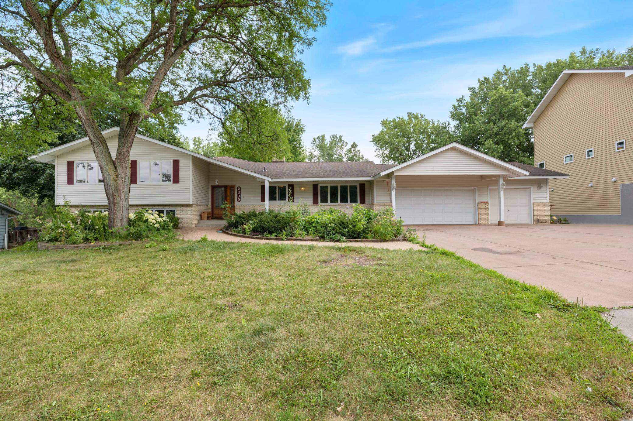2305 S Skyline DR S, Burnsville, MN 55337
