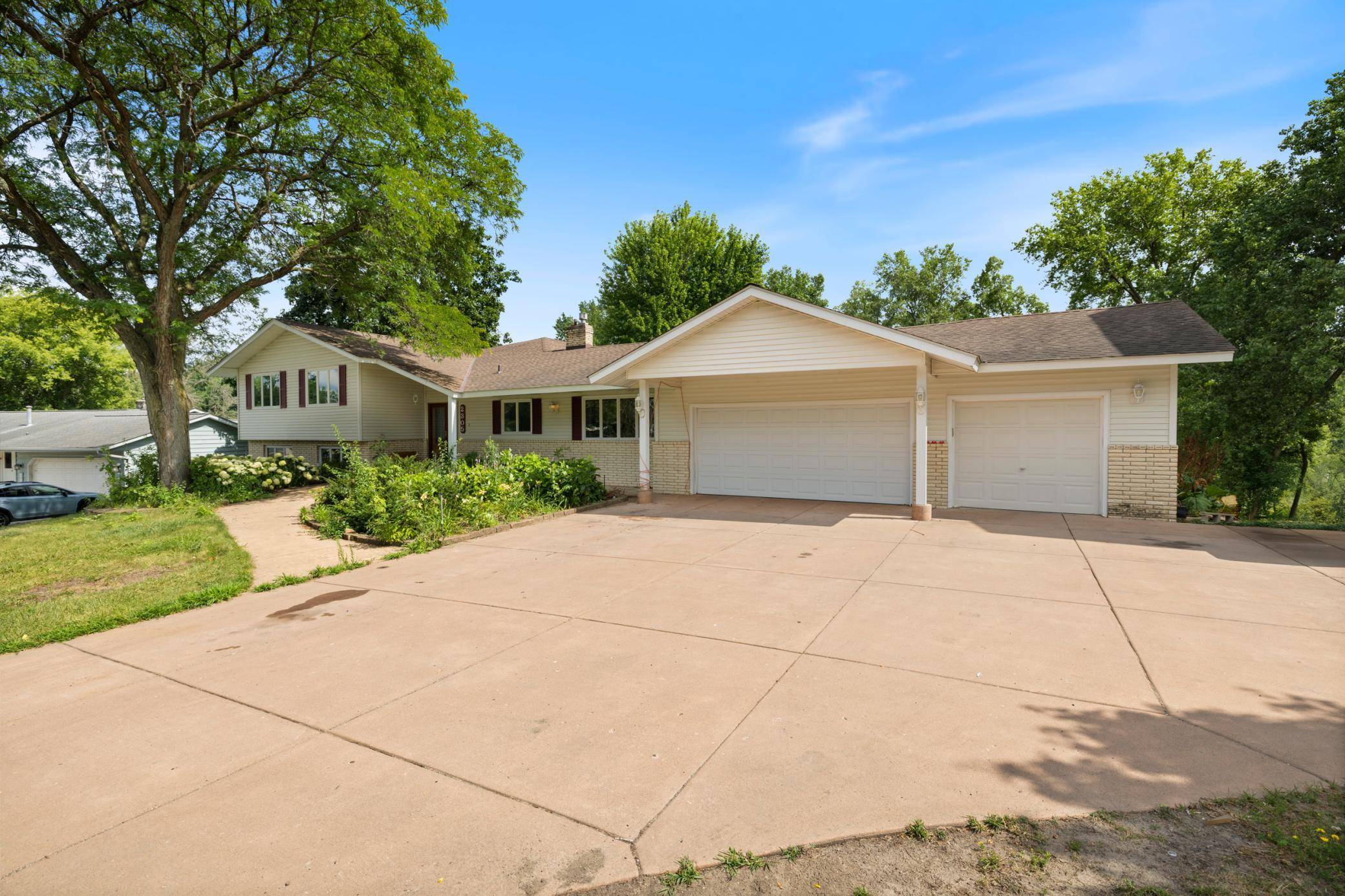 2305 S Skyline DR S, Burnsville, MN 55337