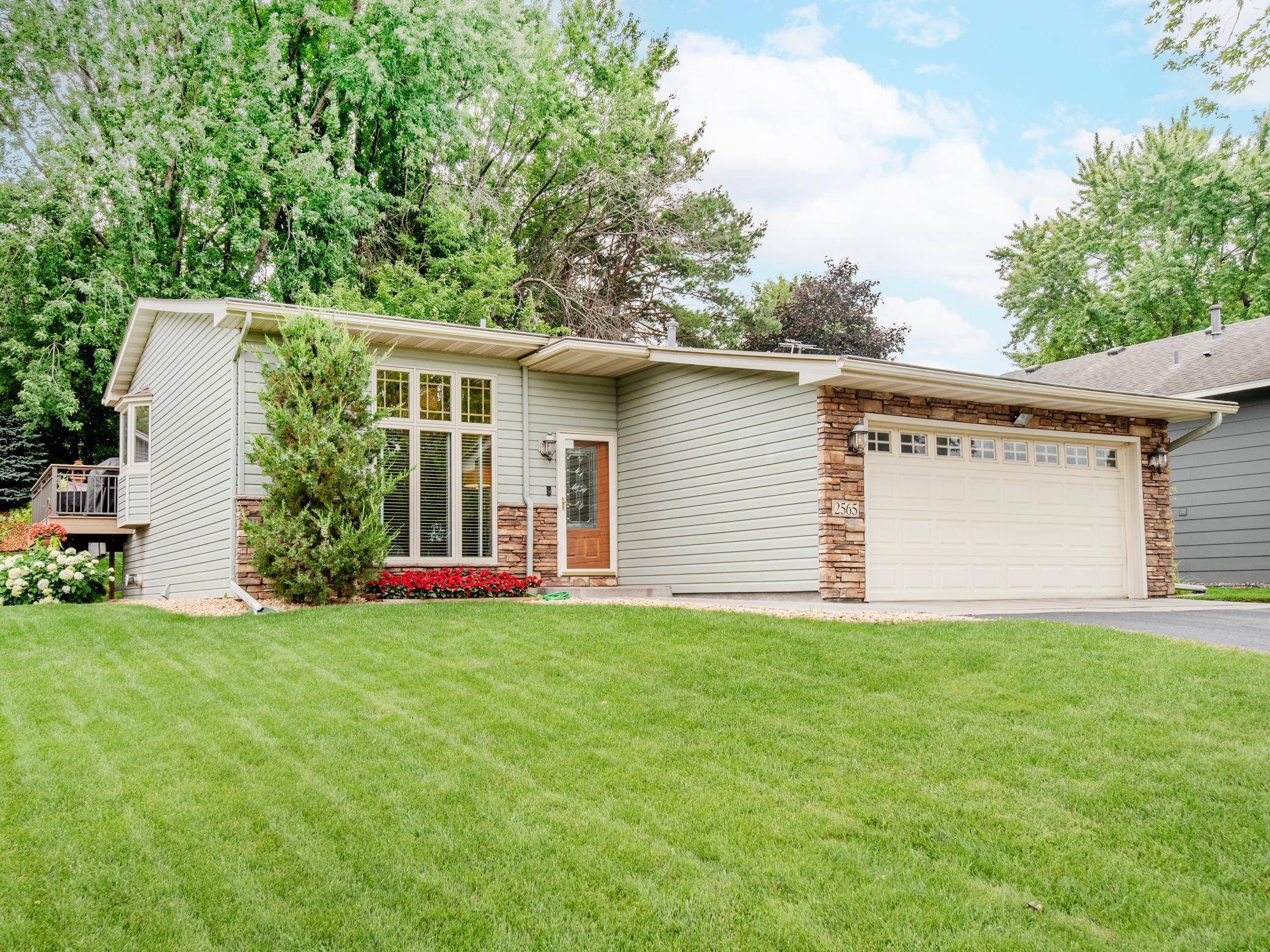 2565 Cochrane DR, Woodbury, MN 55125