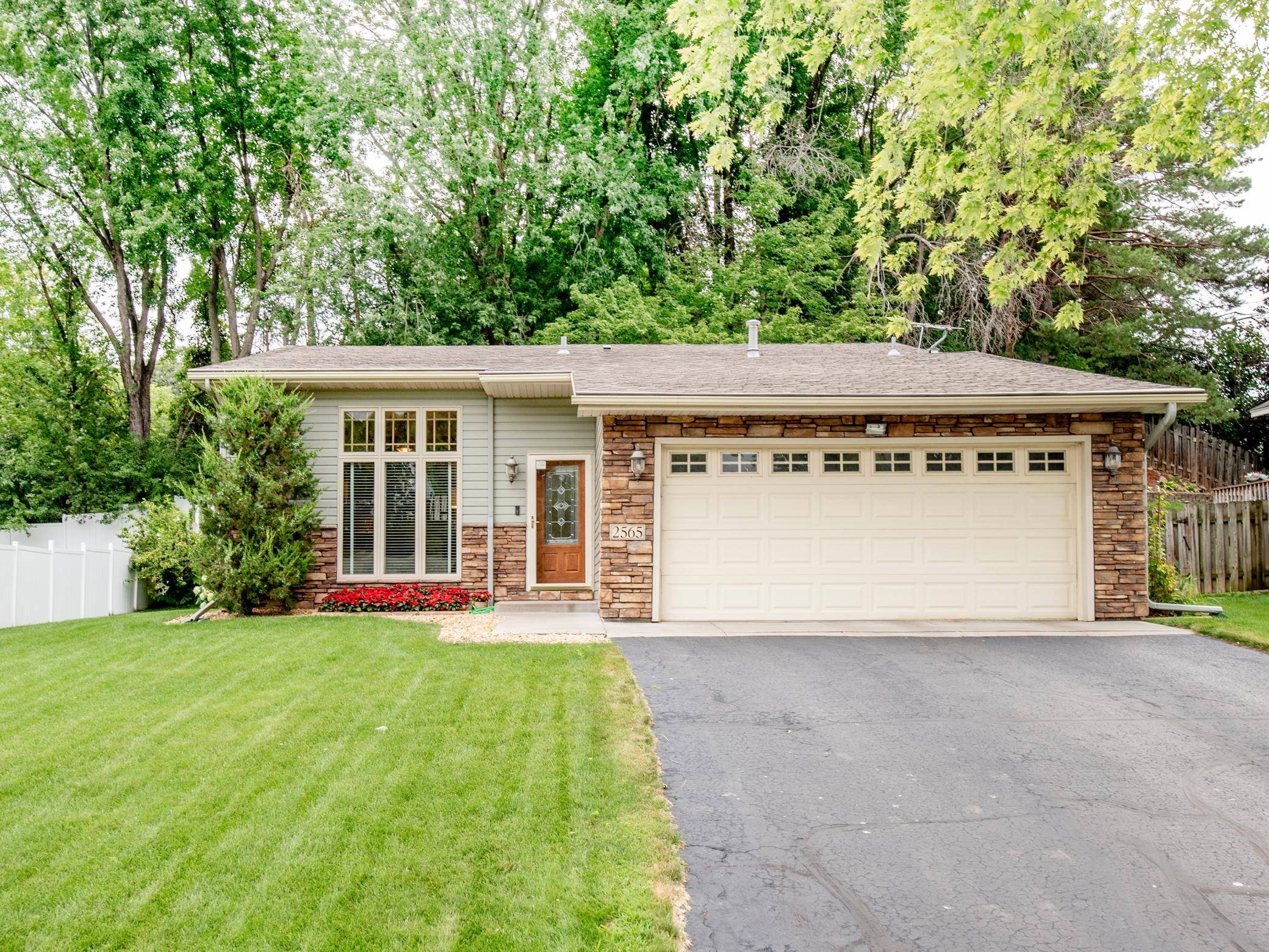 2565 Cochrane DR, Woodbury, MN 55125