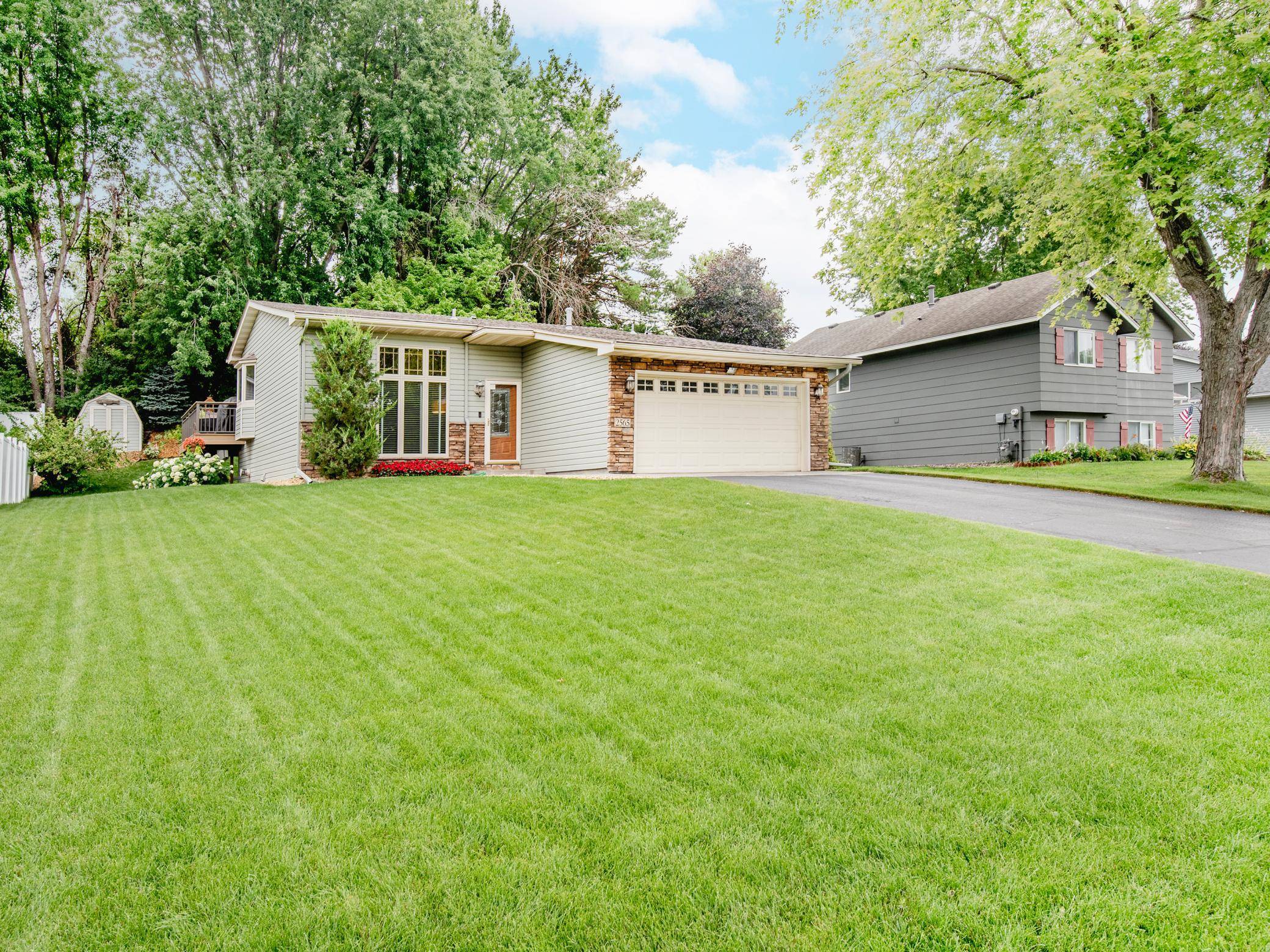2565 Cochrane DR, Woodbury, MN 55125