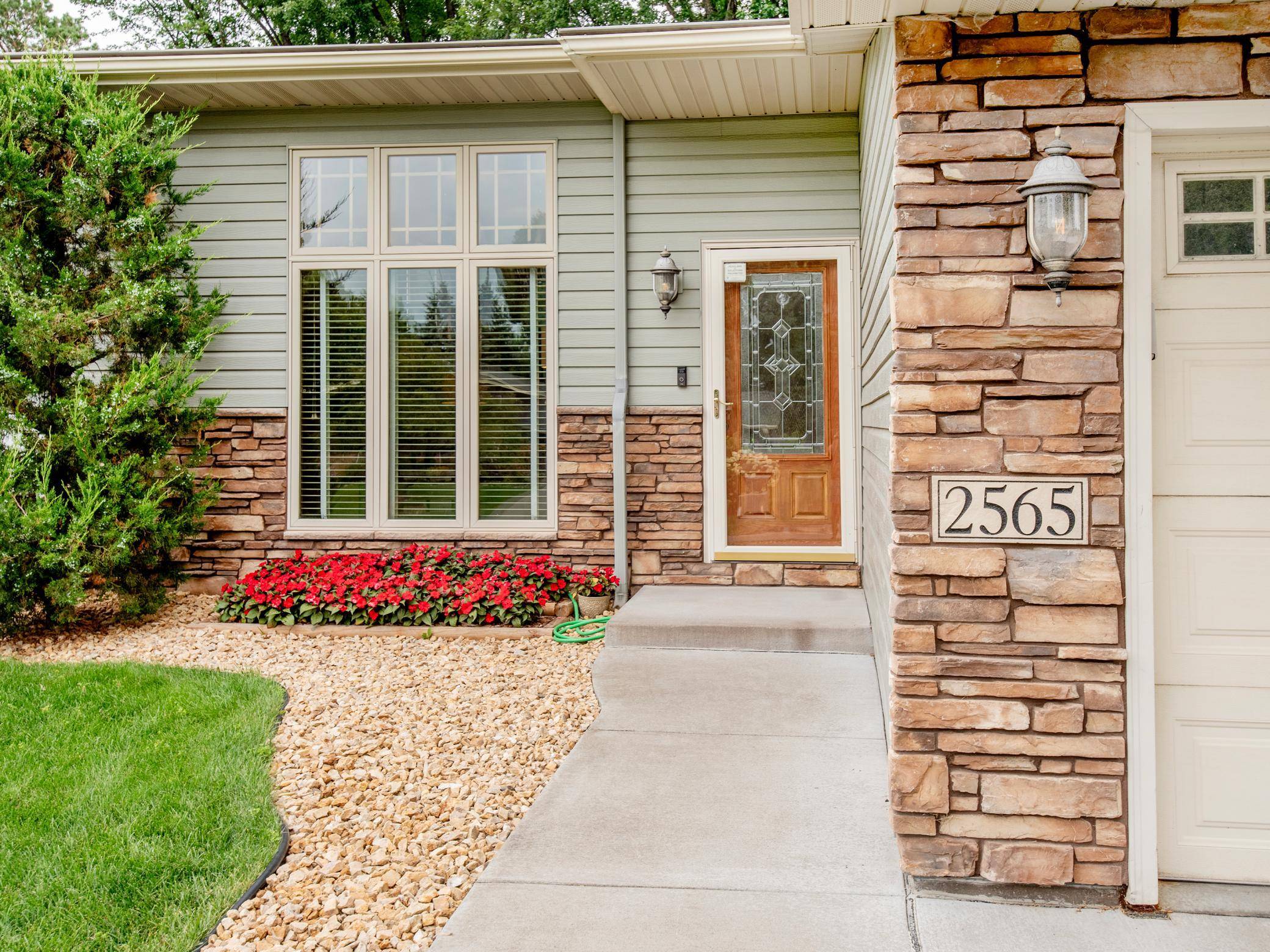 2565 Cochrane DR, Woodbury, MN 55125