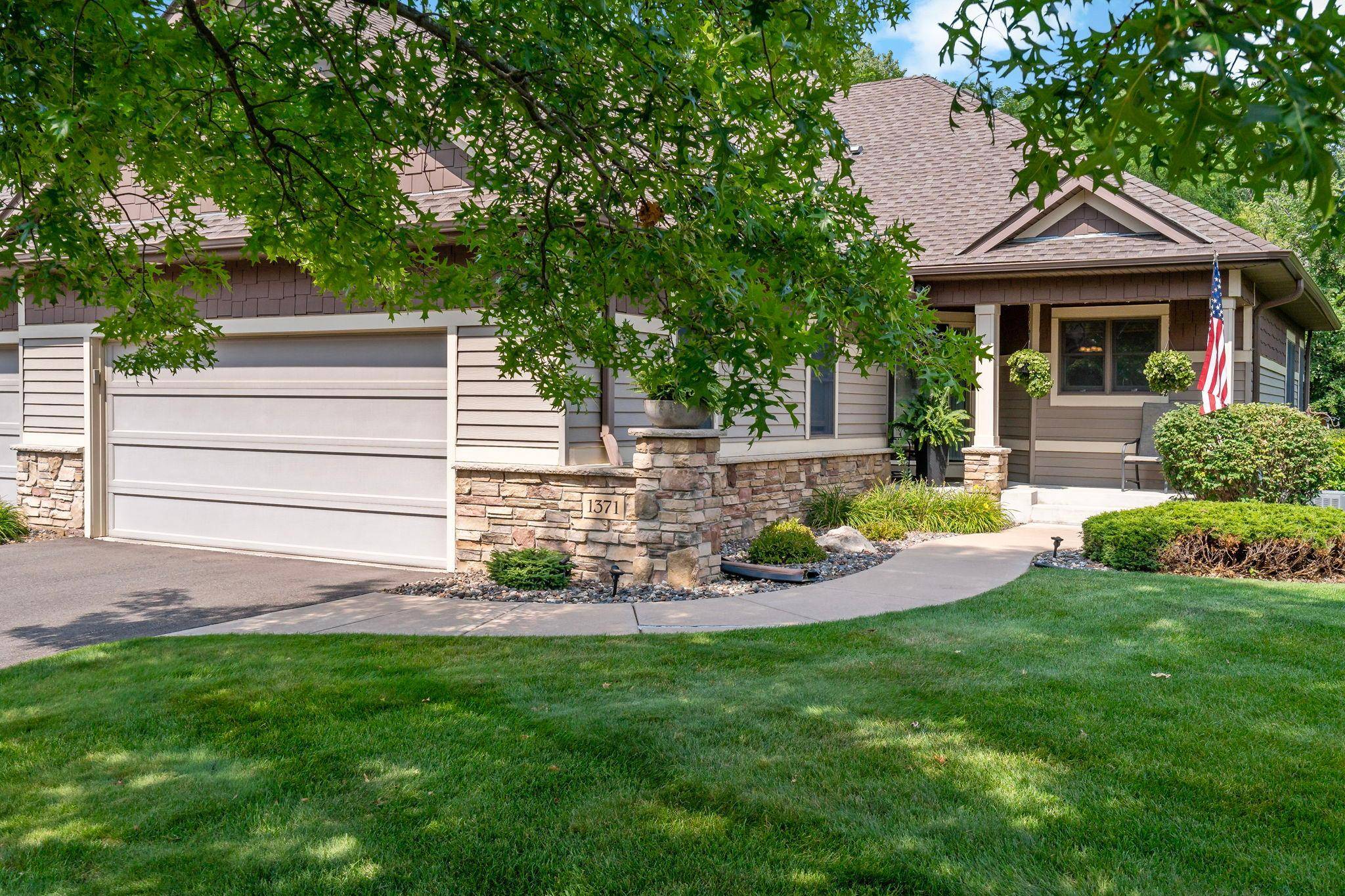 1371 Holly AVE N, Oakdale, MN 55128