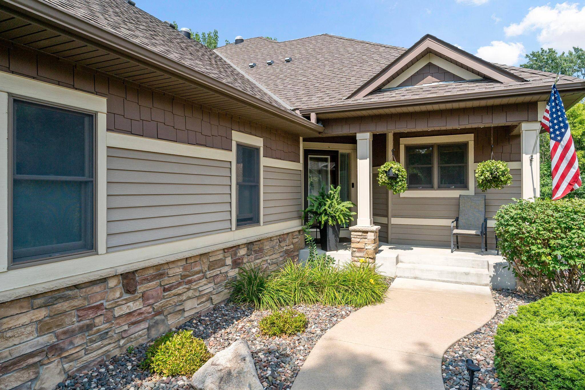 1371 Holly AVE N, Oakdale, MN 55128