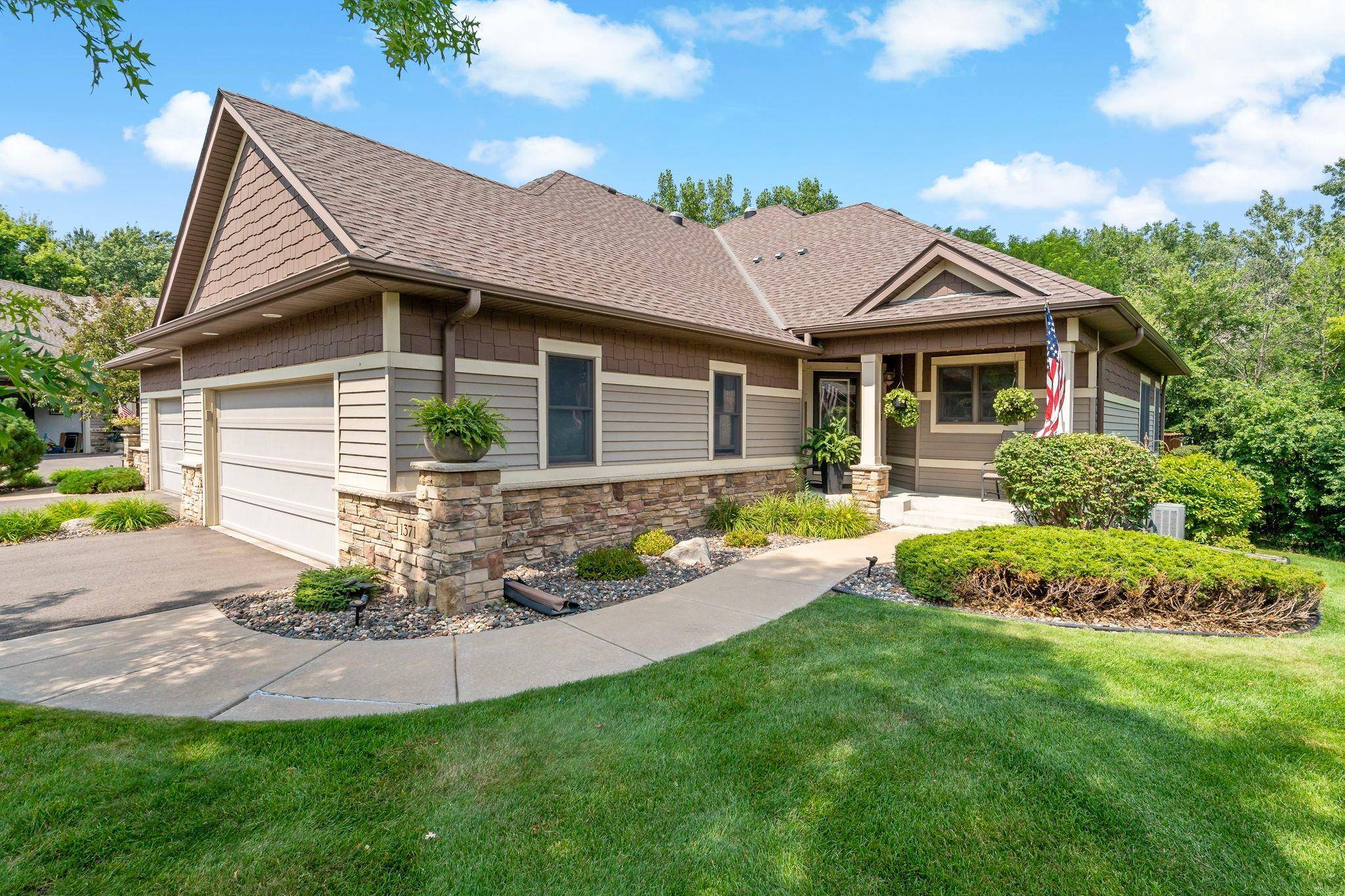 1371 Holly AVE N, Oakdale, MN 55128