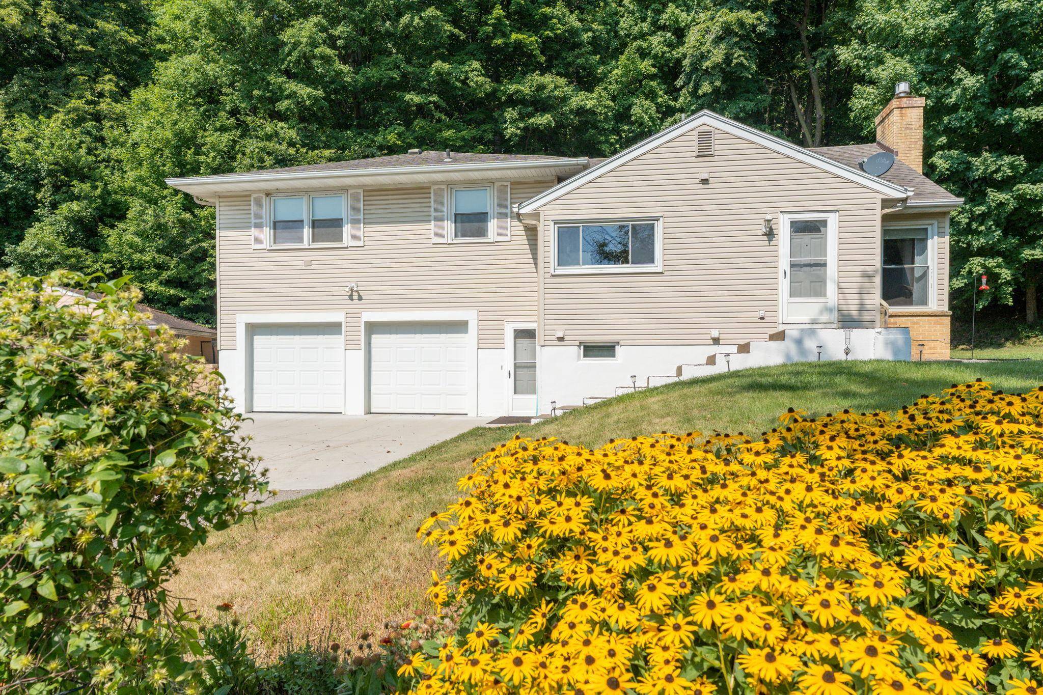 48186 Old River Bluff RD, Saint Peter, MN 56082