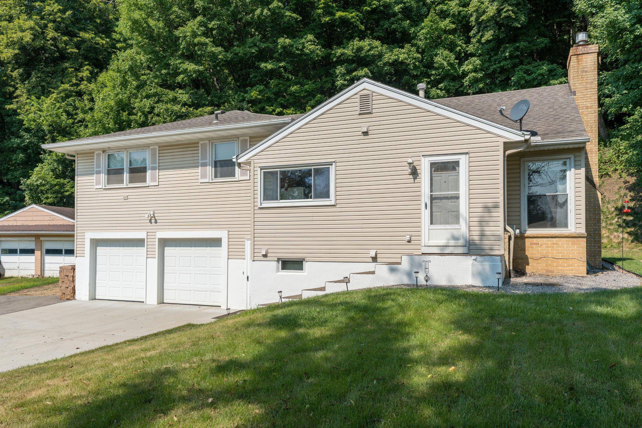 48186 Old River Bluff RD, Saint Peter, MN 56082