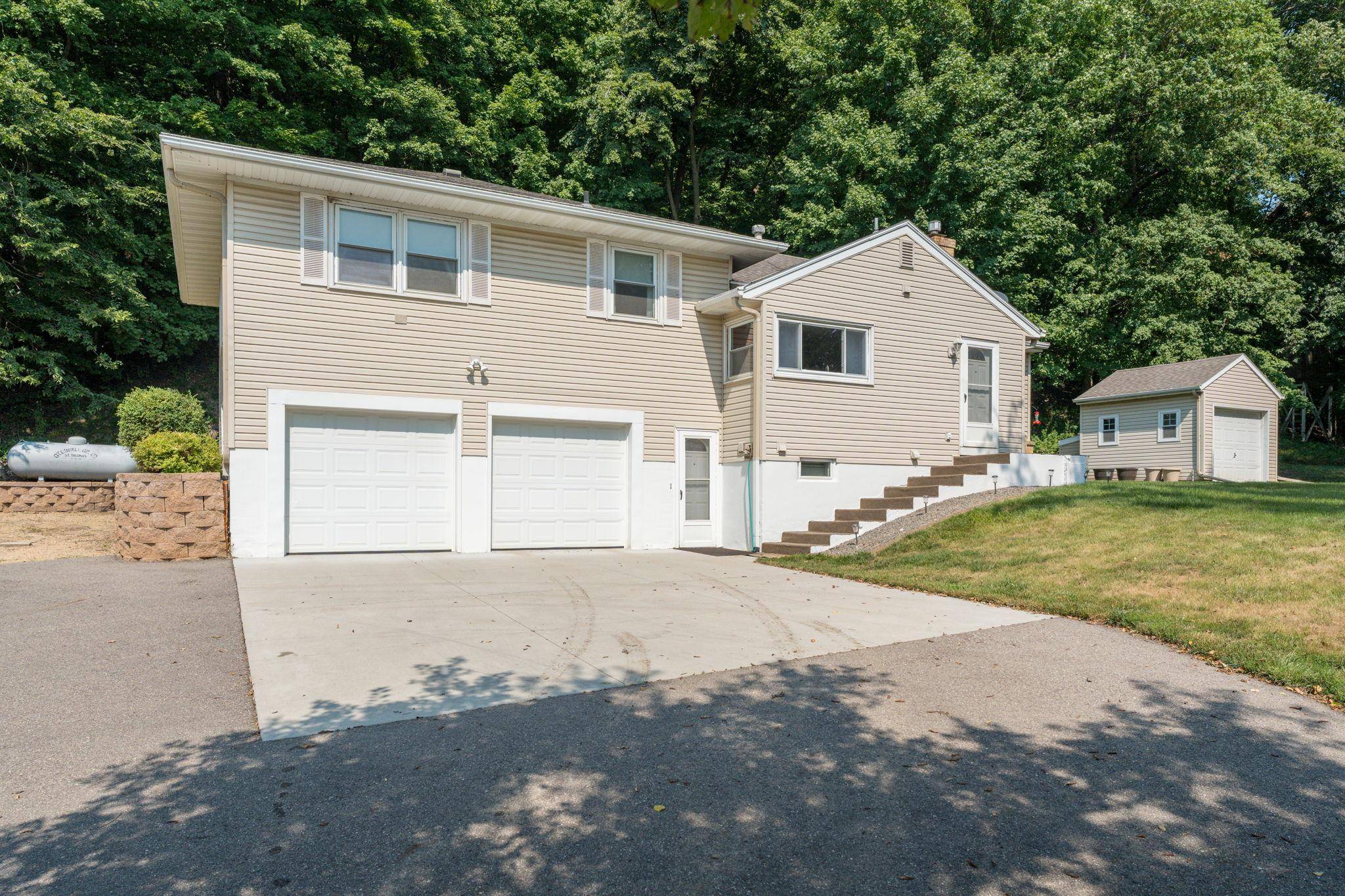 48186 Old River Bluff RD, Saint Peter, MN 56082