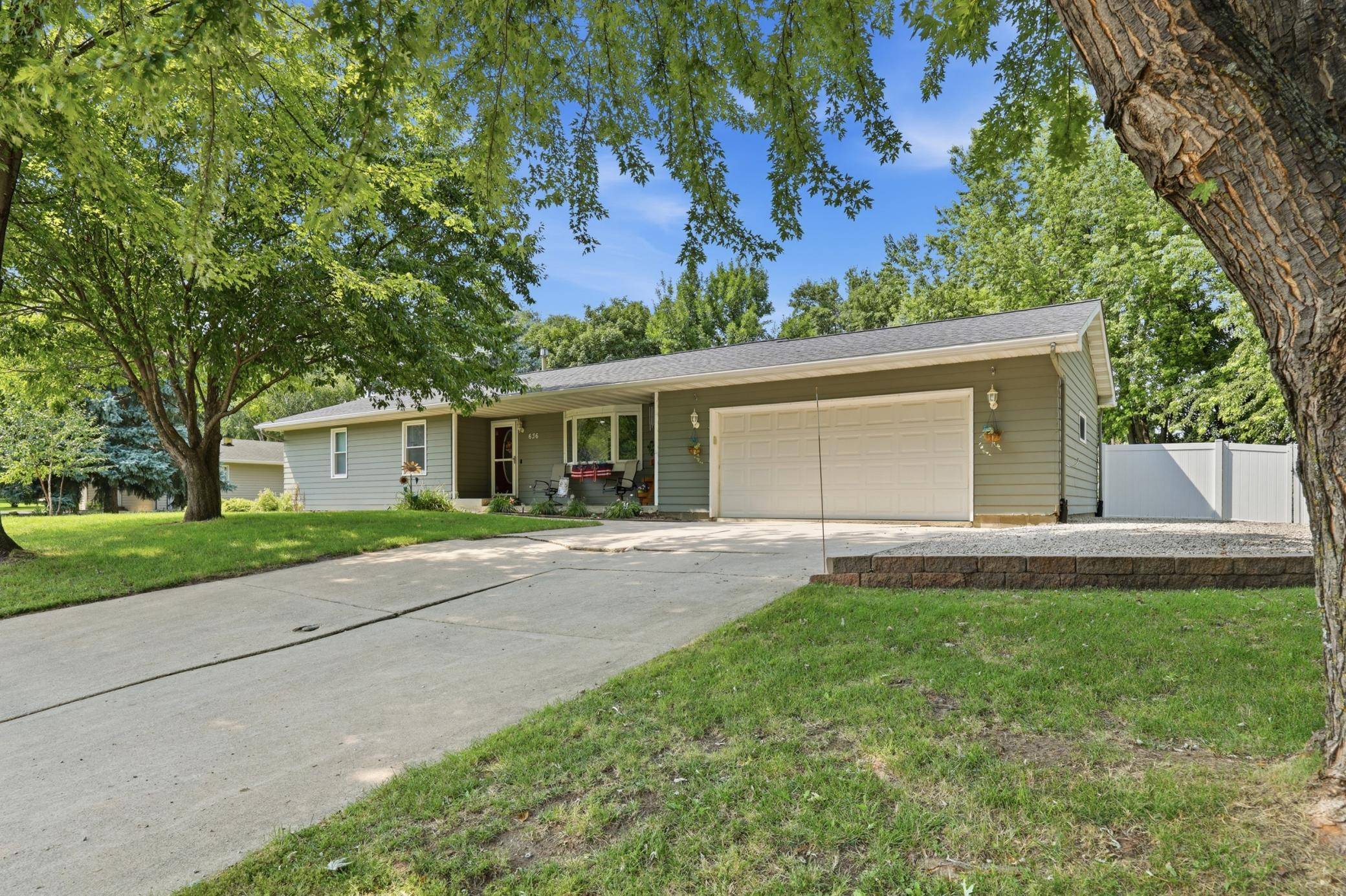 636 Shady Creek CIR, Winsted, MN 55395