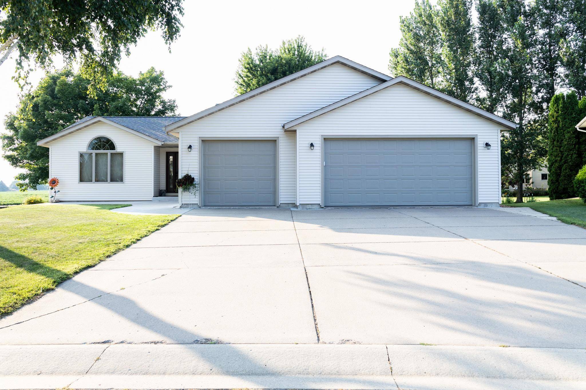 25 Benson DR S, Lewiston, MN 55952