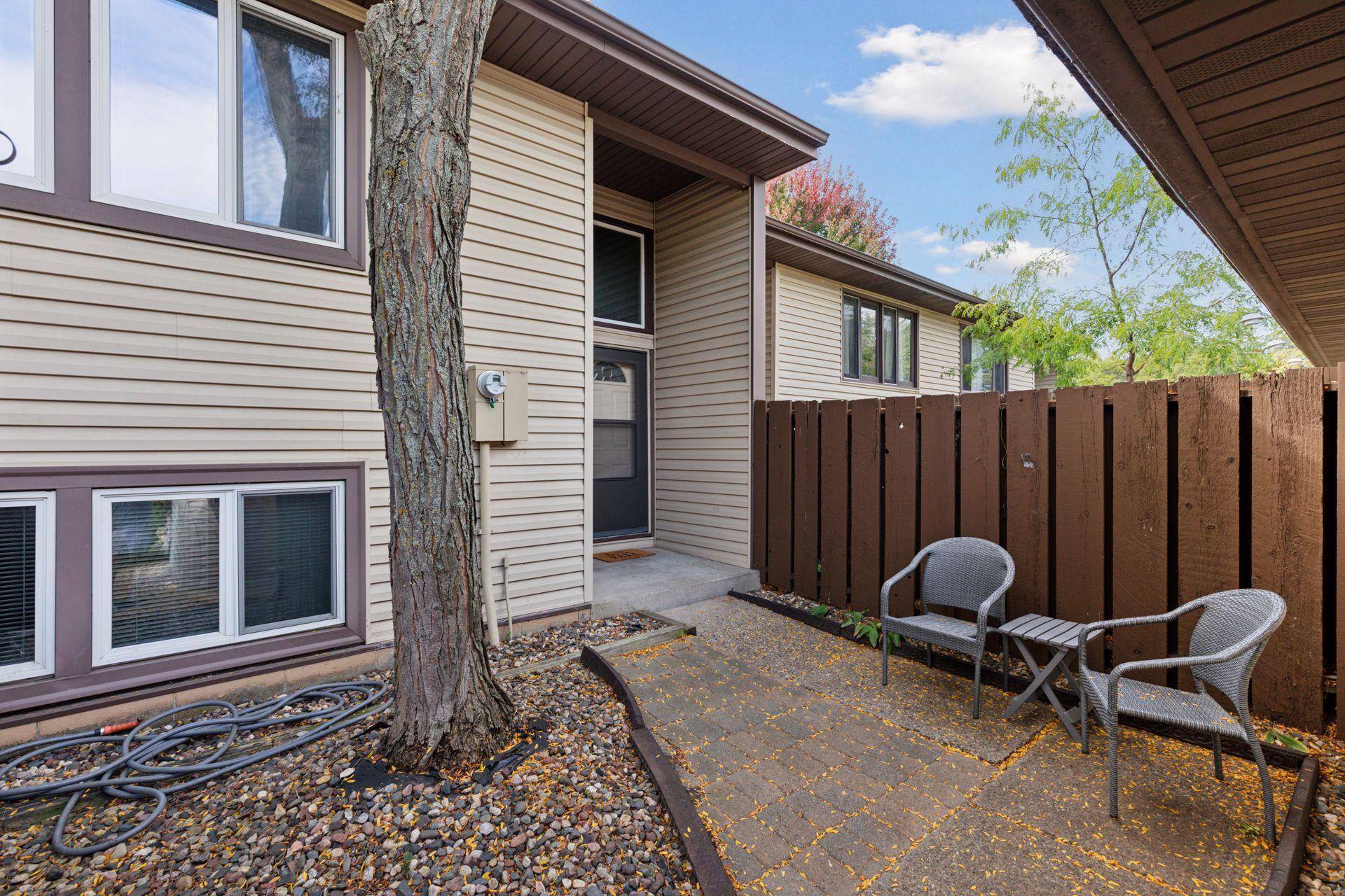 146 River Woods LN, Burnsville, MN 55337