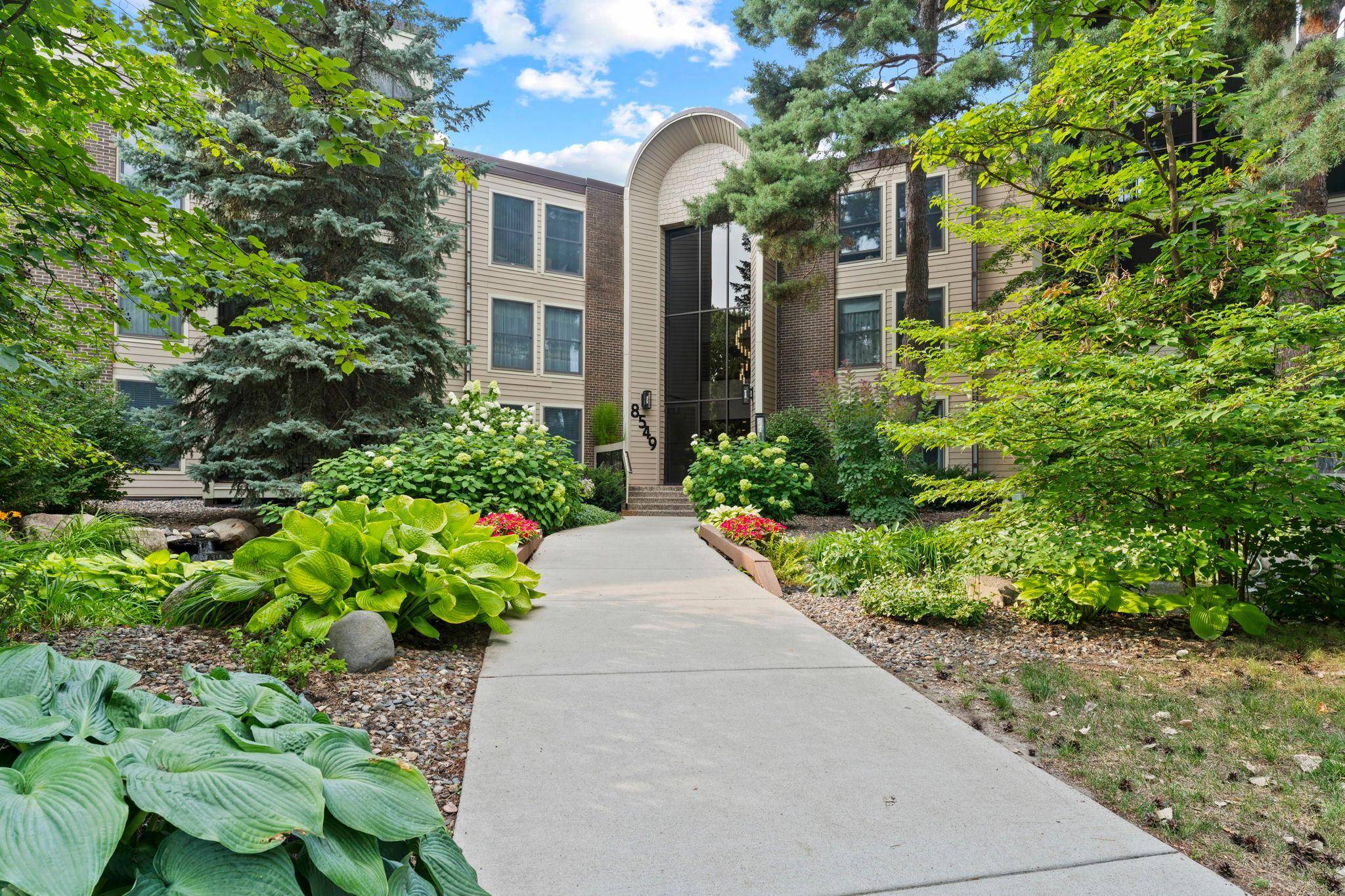 8549 Irwin RD #126, Bloomington, MN 55437