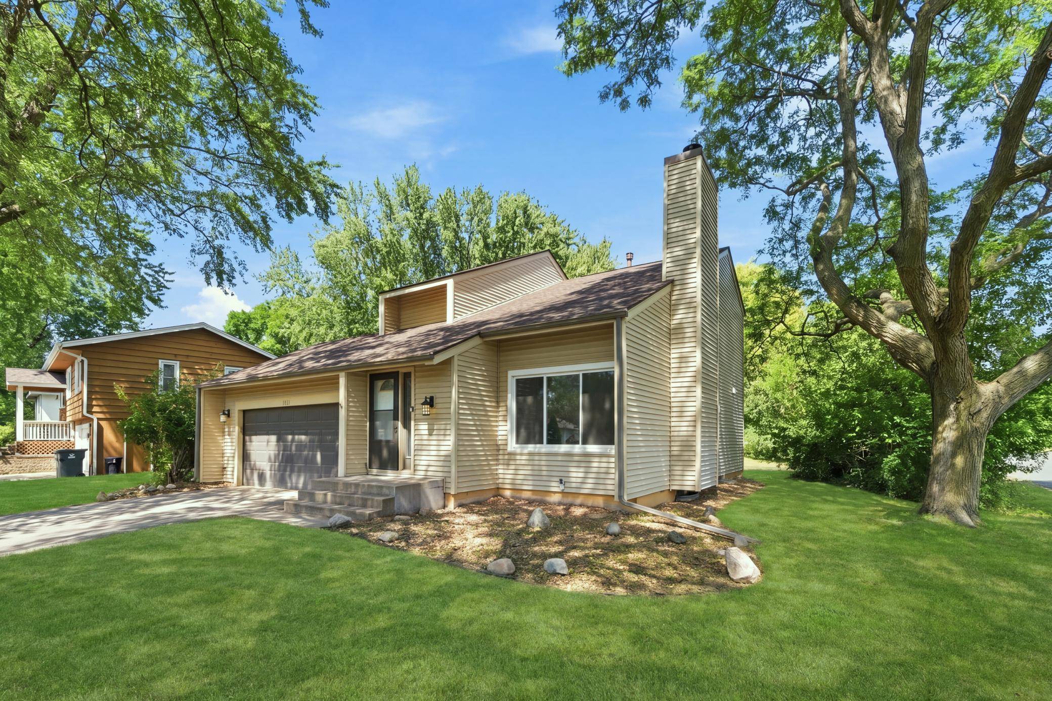 8687 Ridgewind RD, Eden Prairie, MN 55344