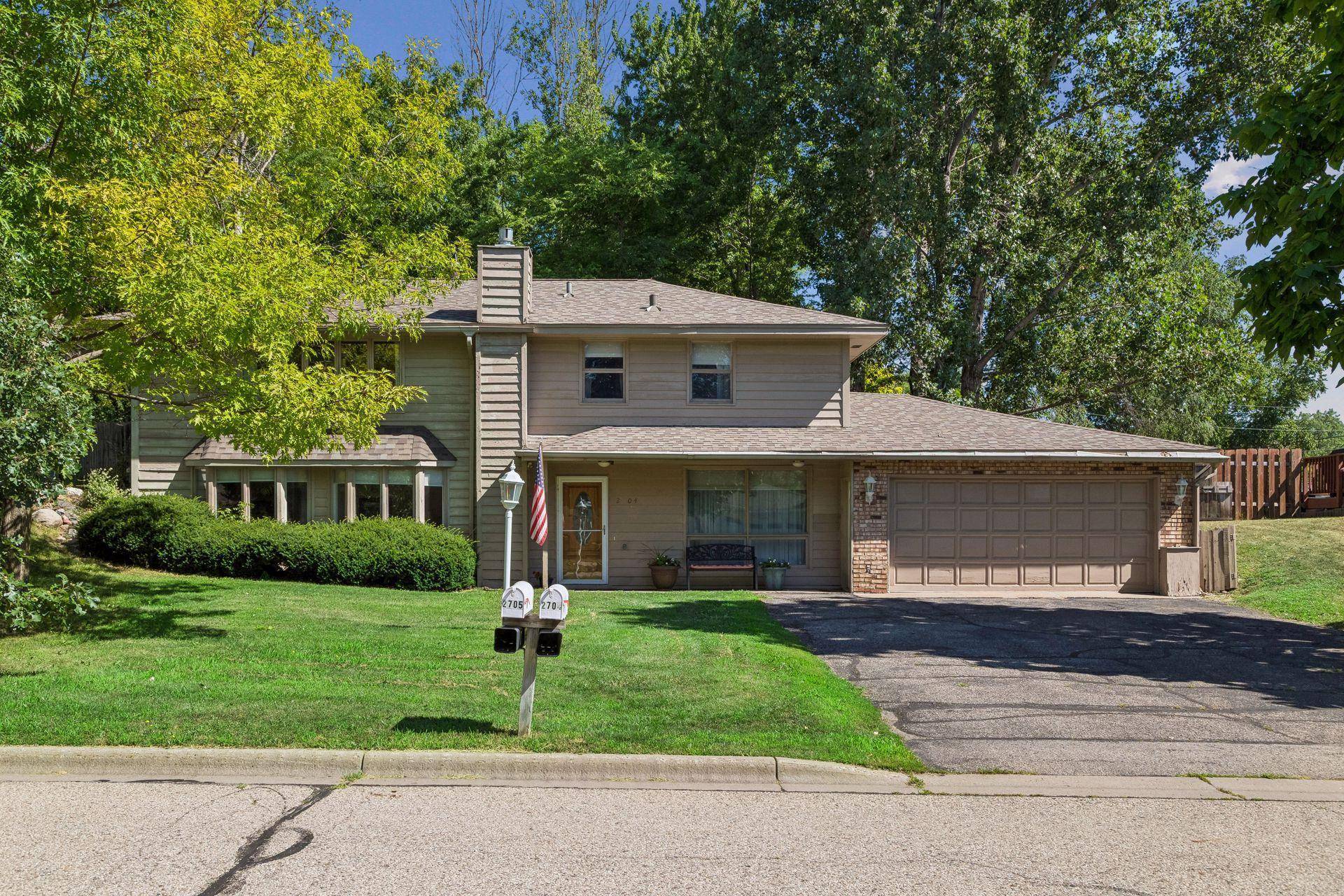 2704 Shawnee LN, Burnsville, MN 55337