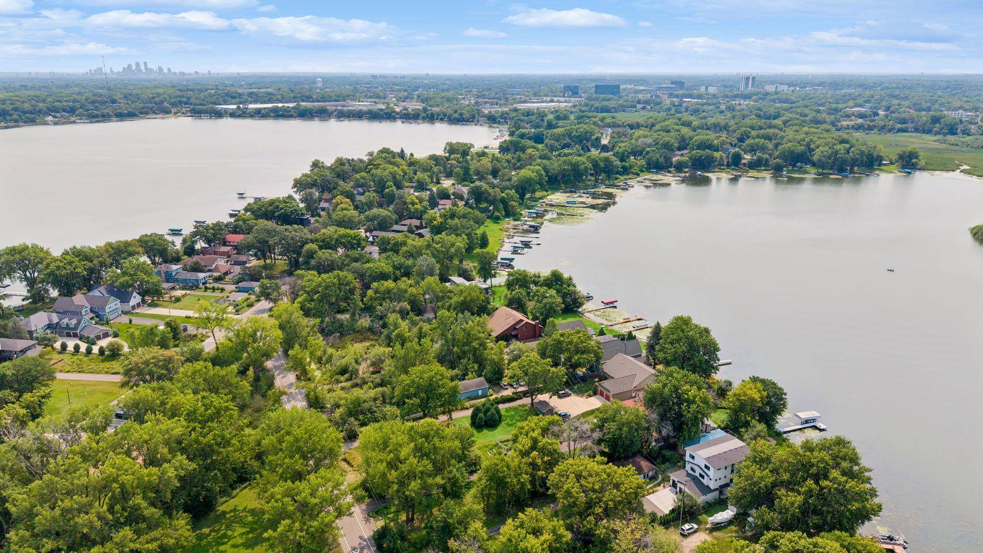 225 Peninsula RD, Medicine Lake, MN 55441