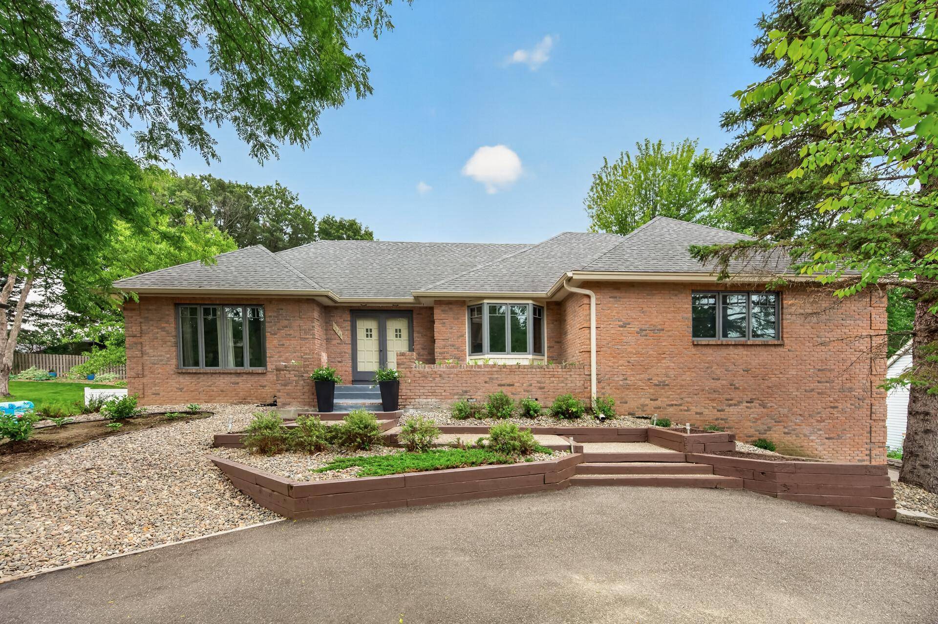 1528 Briarknoll DR, Arden Hills, MN 55112