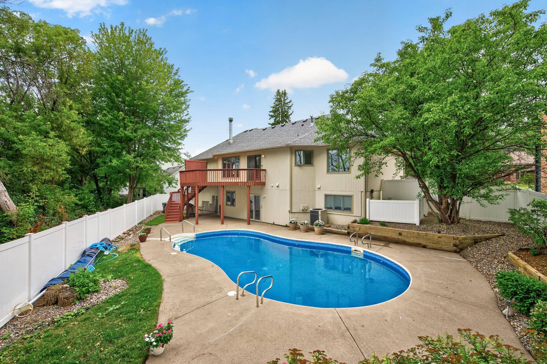 1528 Briarknoll DR, Arden Hills, MN 55112