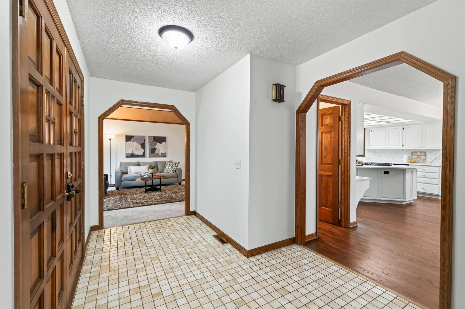 1528 Briarknoll DR, Arden Hills, MN 55112