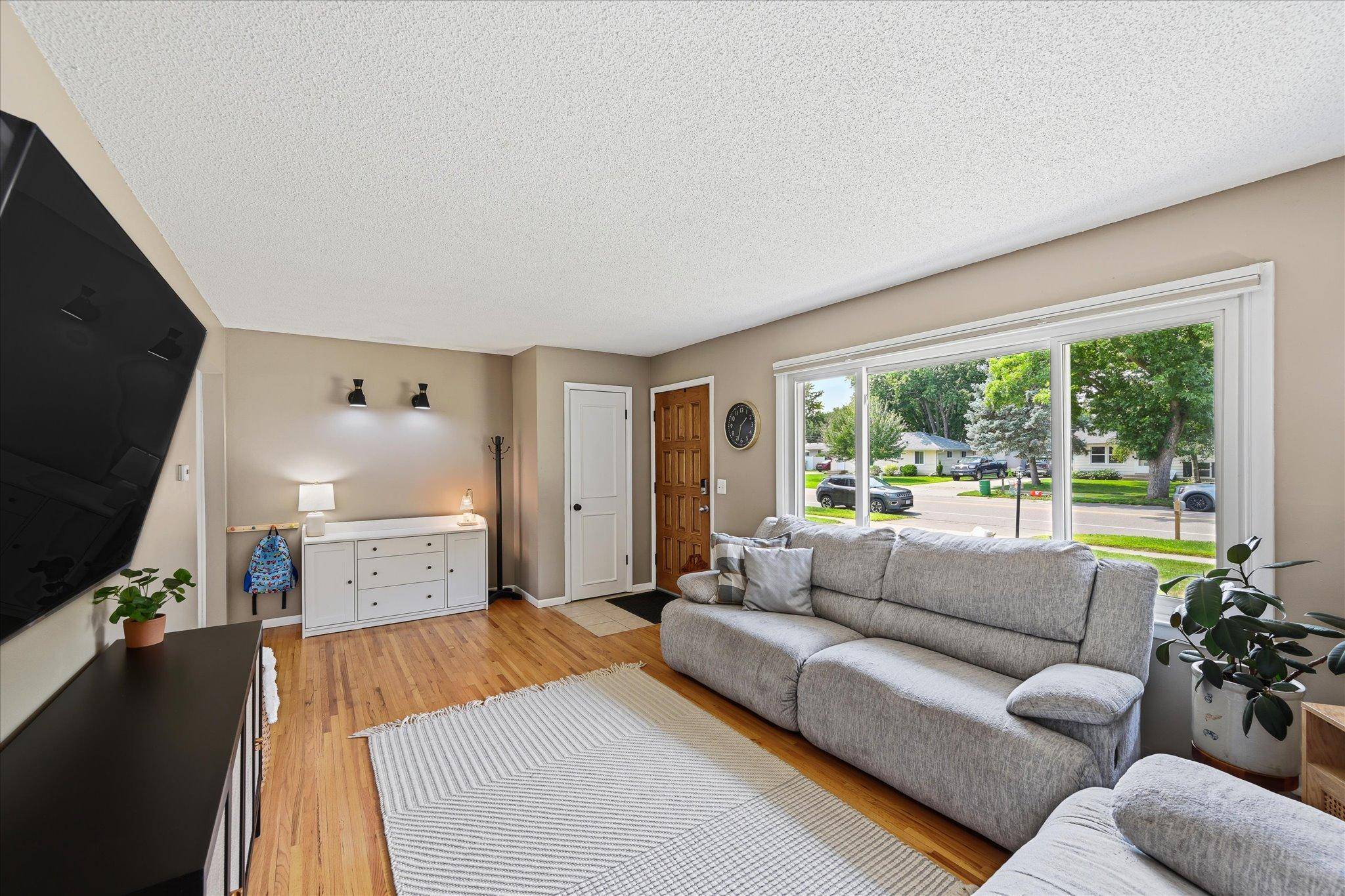 185 Garden View DR, Apple Valley, MN 55124