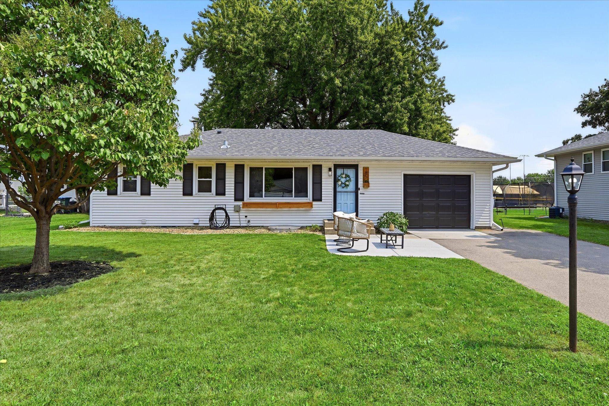 185 Garden View DR, Apple Valley, MN 55124