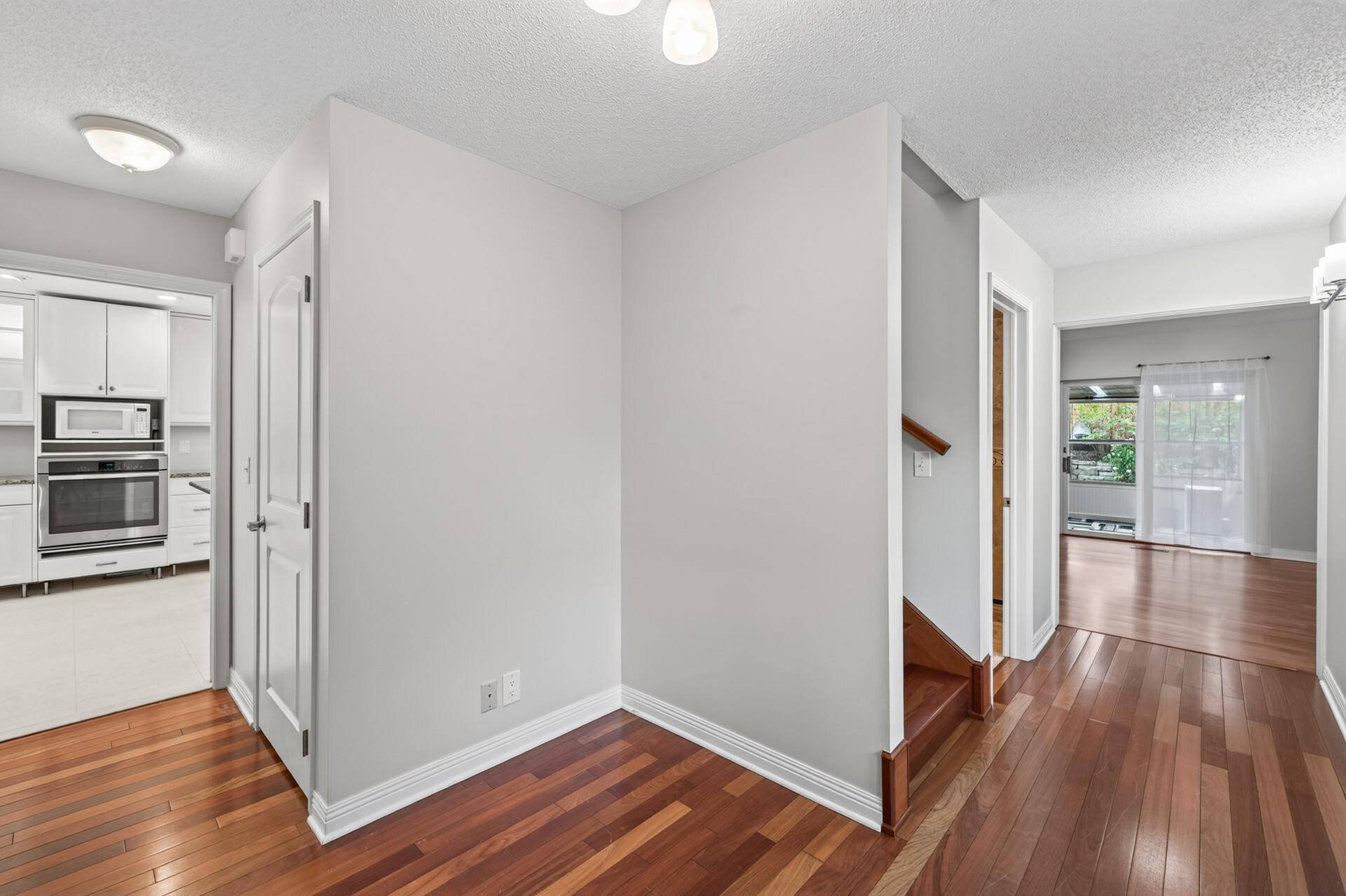 2420 Simpson ST, Roseville, MN 55113