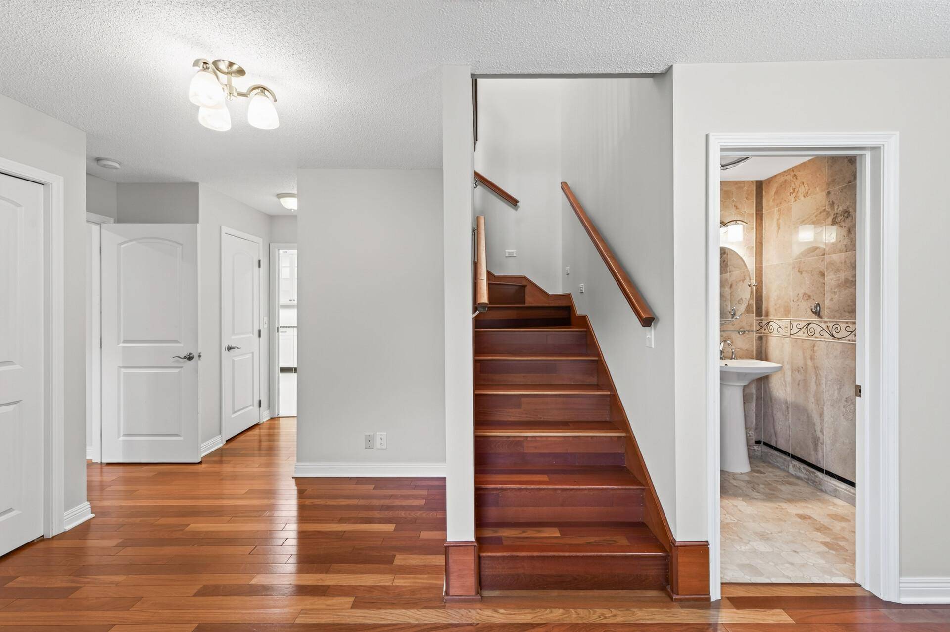 2420 Simpson ST, Roseville, MN 55113