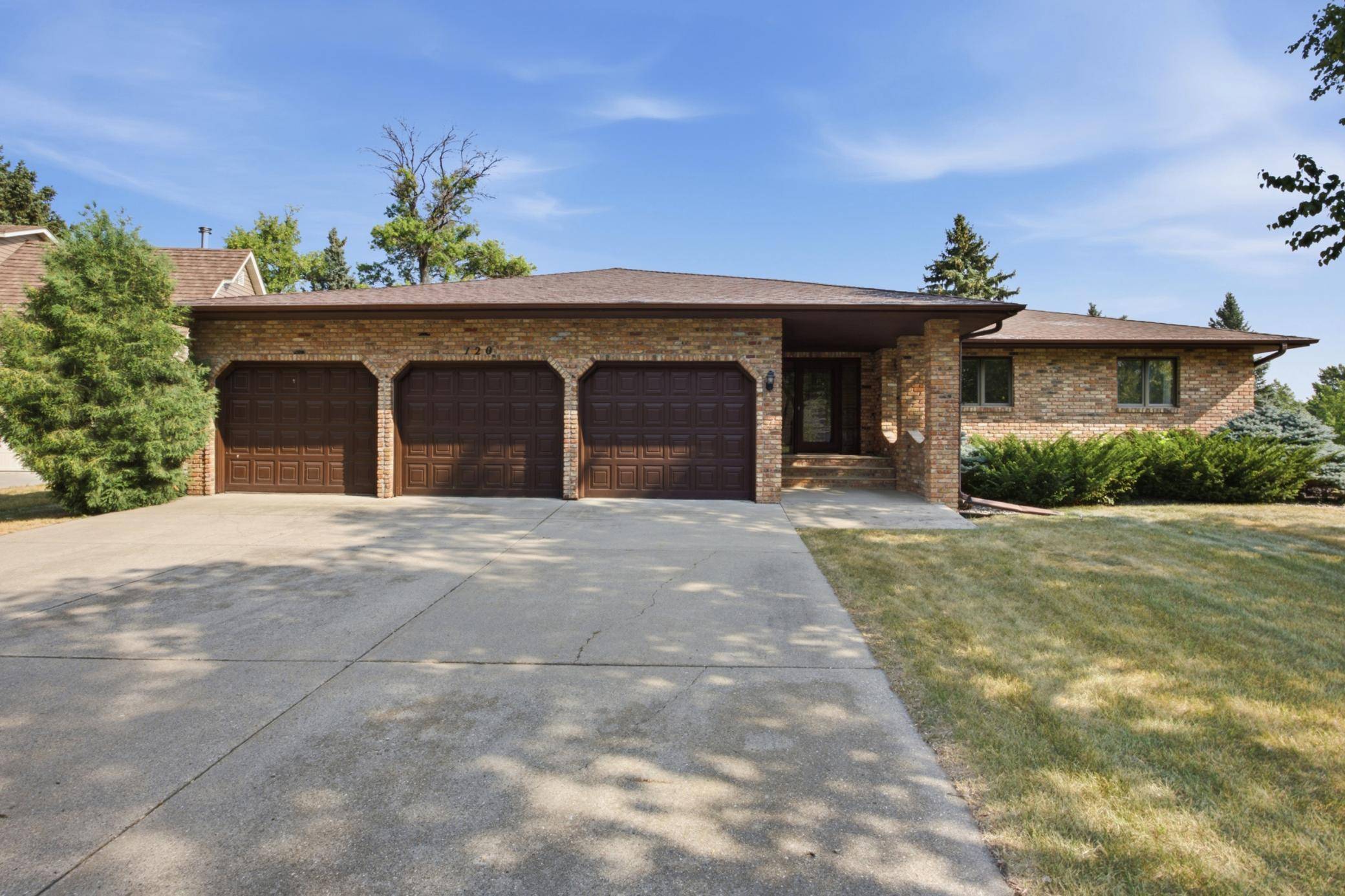 120 Prairiewood DR S, Fargo, ND 58103