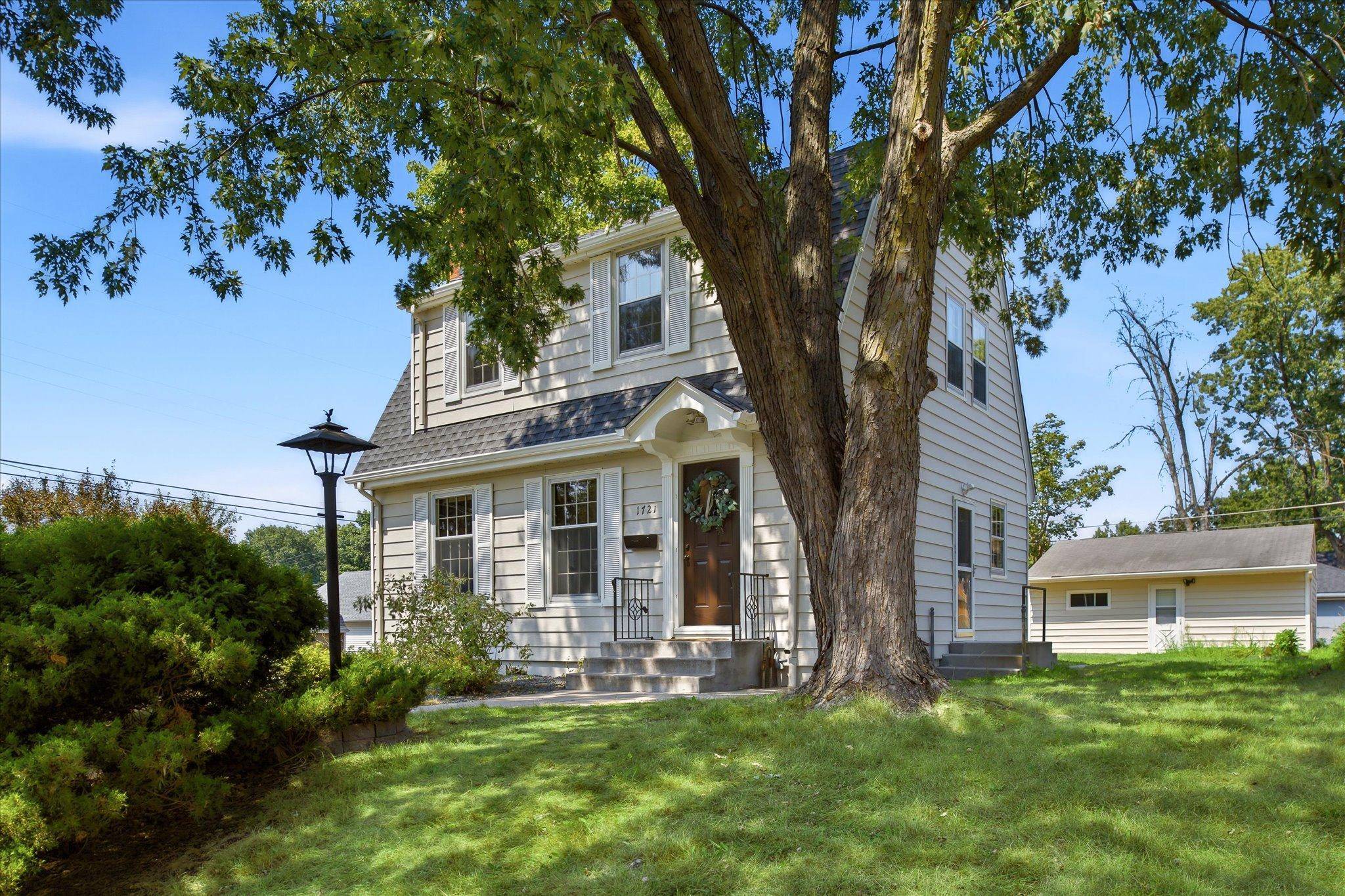 1721 Arlington AVE E, Saint Paul, MN 55106