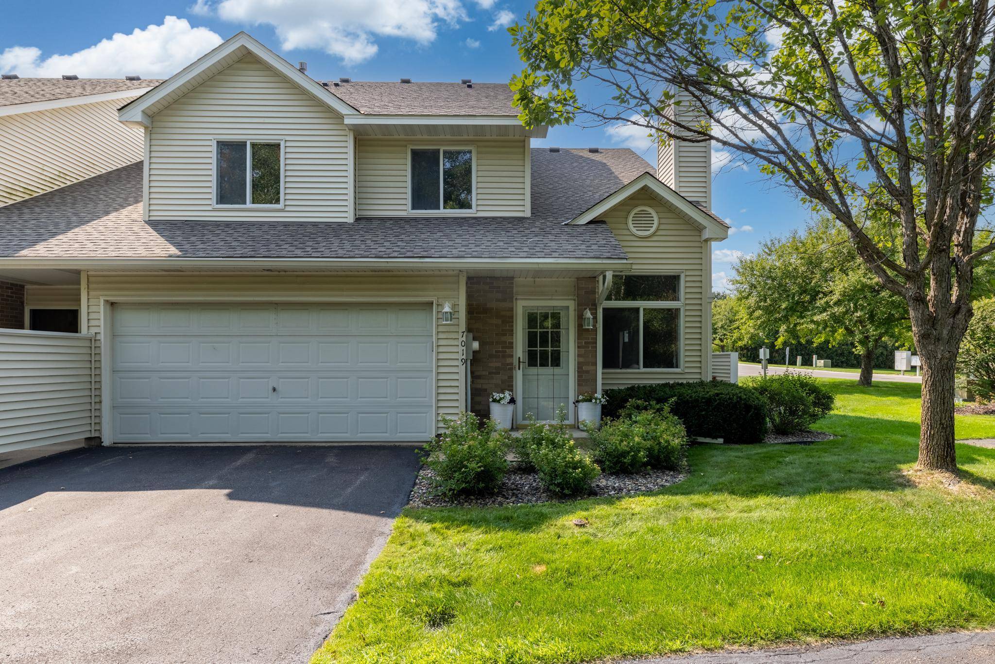 7019 49th ST N, Oakdale, MN 55128