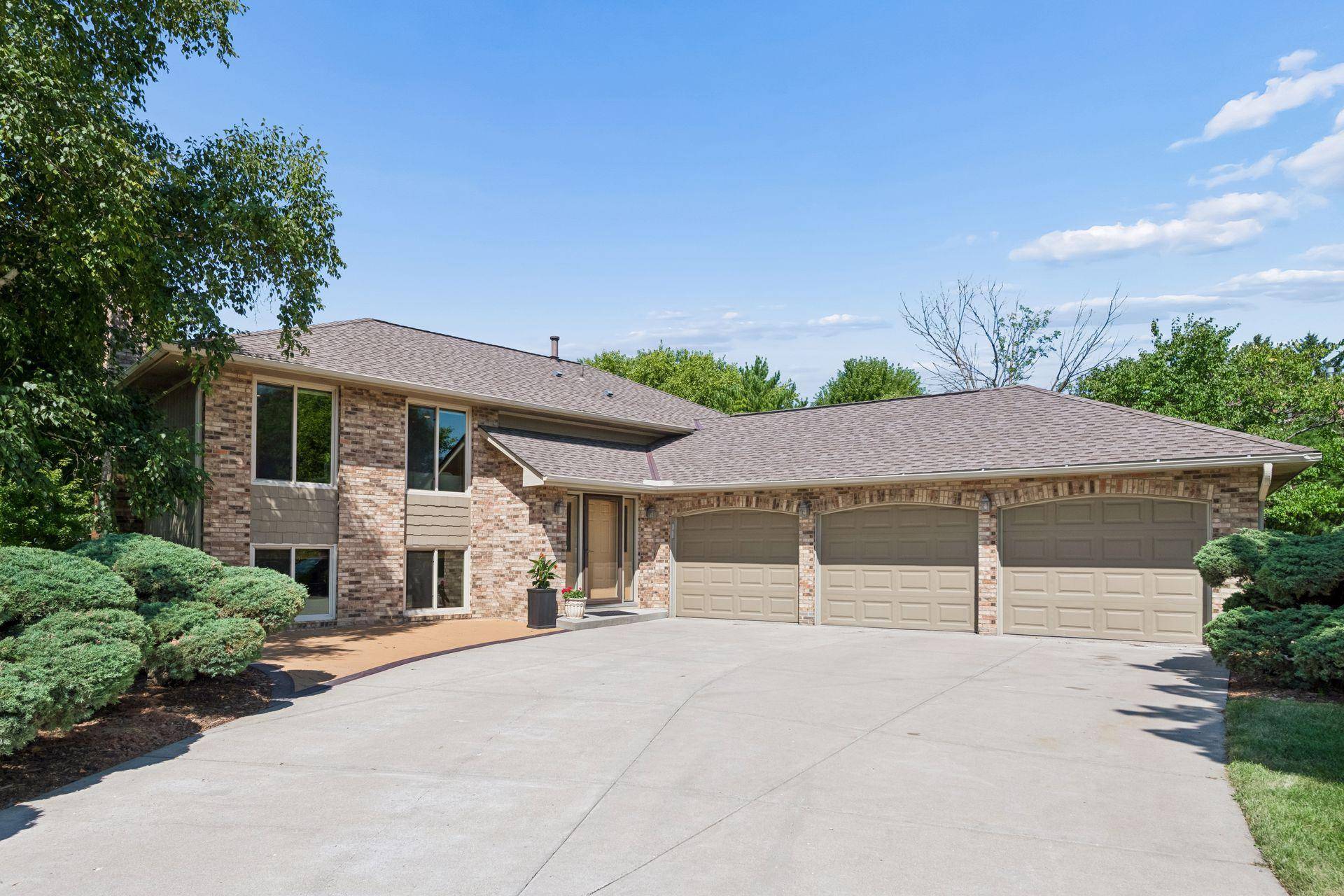 7011 Eagle RDG, Eden Prairie, MN 55346