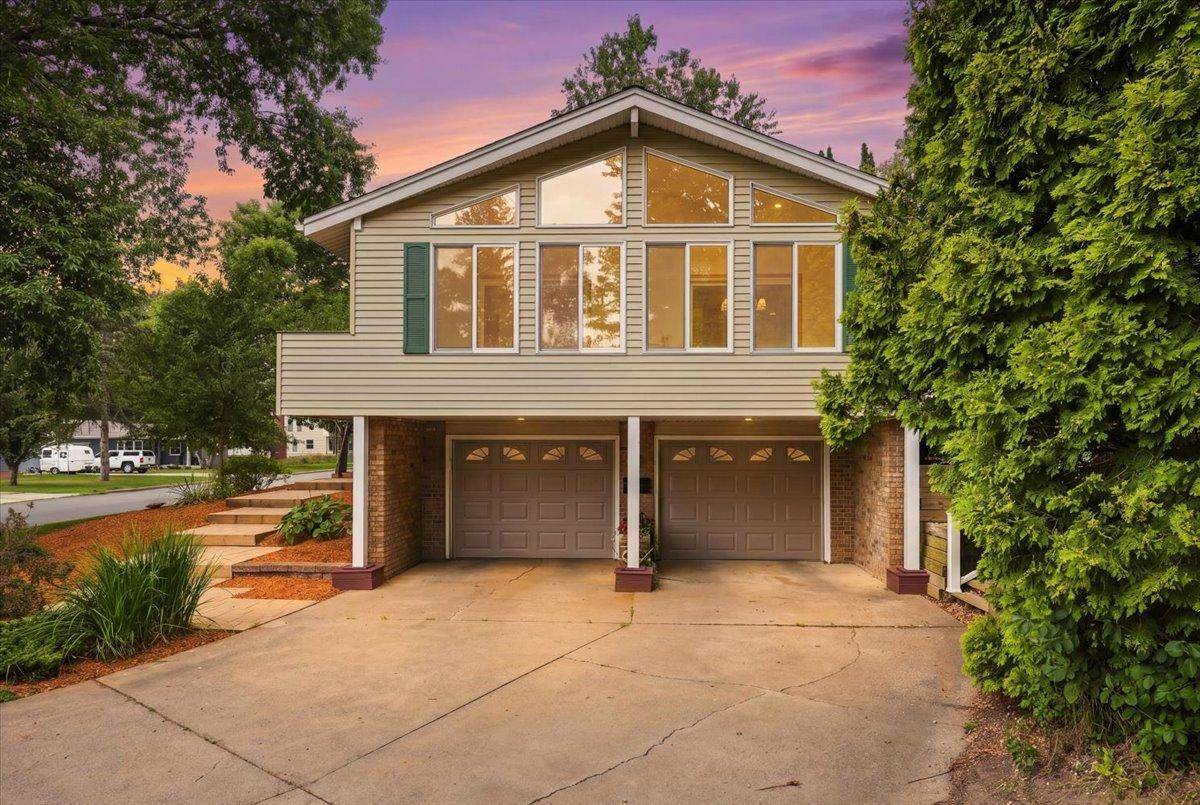 832 Bartosh LN, River Falls, WI 54022
